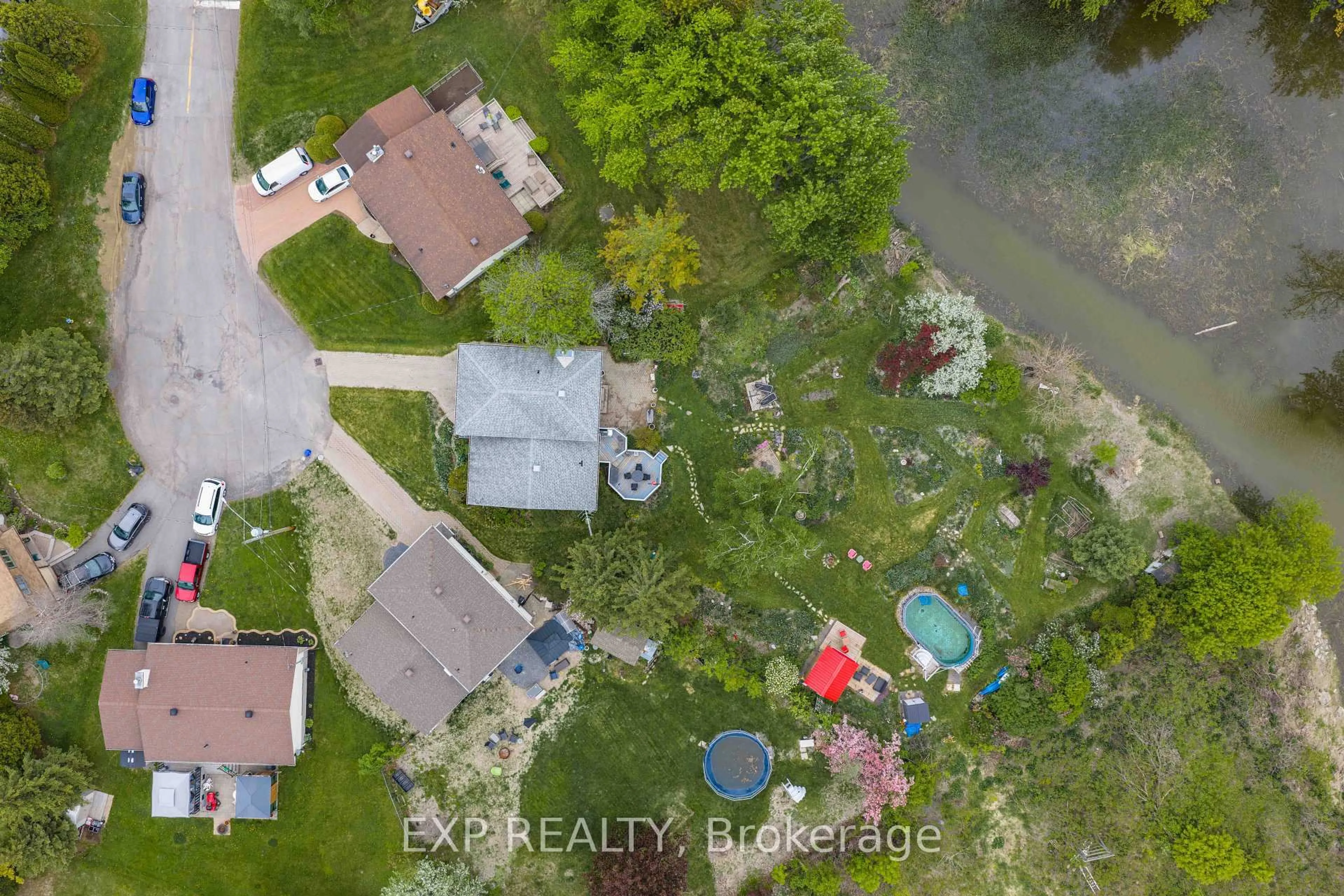 A pic from outside/outdoor area/front of a property/back of a property/a pic from drone, street for 2947 Fontaine Pl, Clarence-Rockland Ontario K4K 1A6