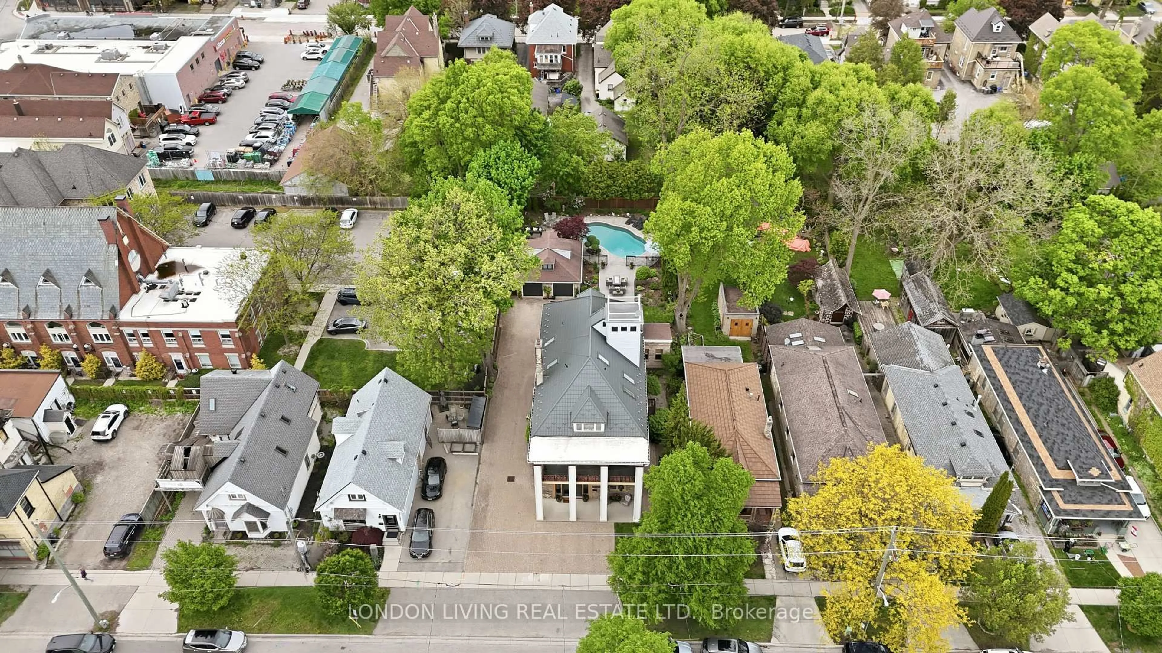 A pic from outside/outdoor area/front of a property/back of a property/a pic from drone, street for 160 Bruce St, London South Ontario N6C 1H1