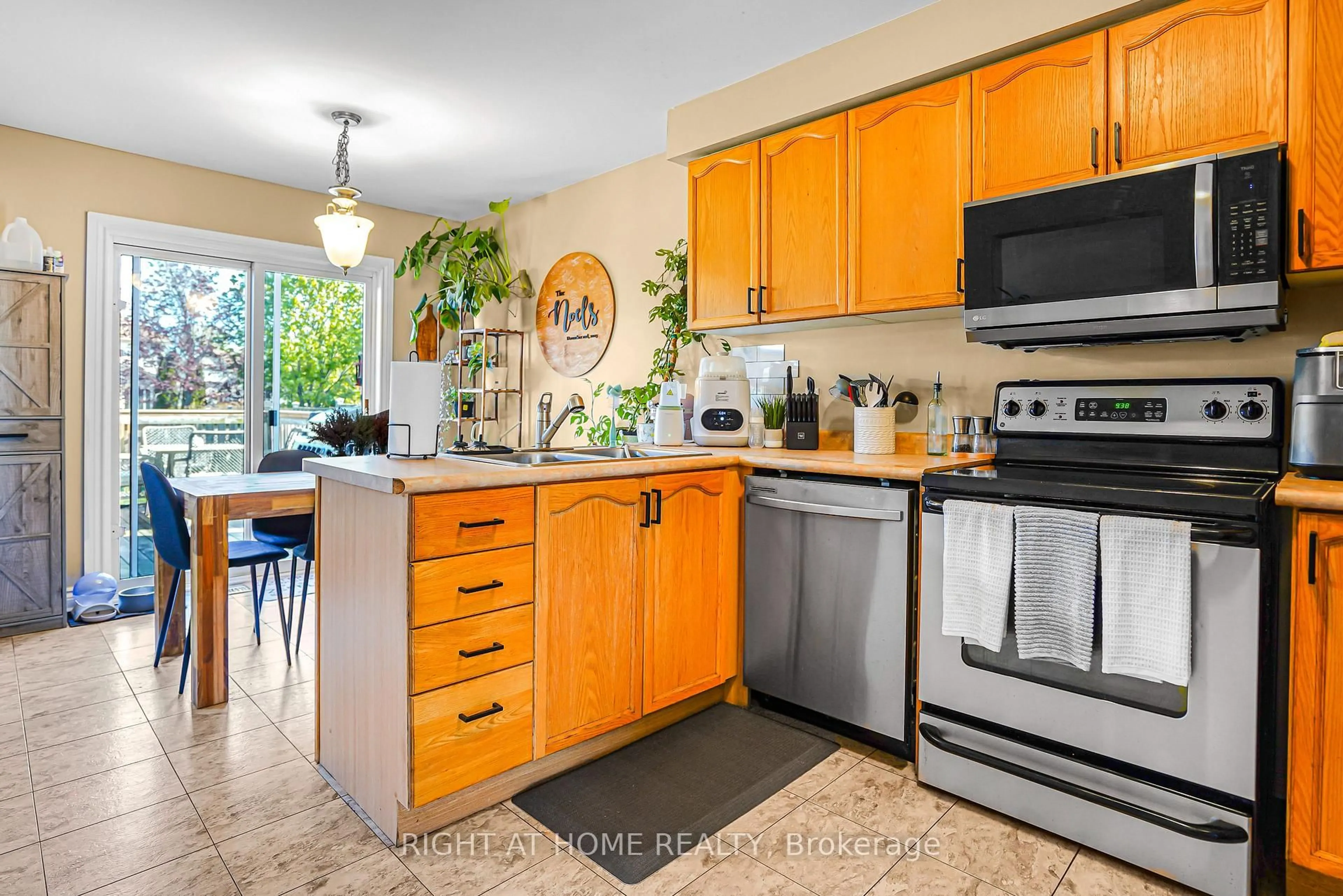 Open concept kitchen, ceramic/tile floor for 224 Hilltop Dr, North Dumfries Ontario N0B 1E0