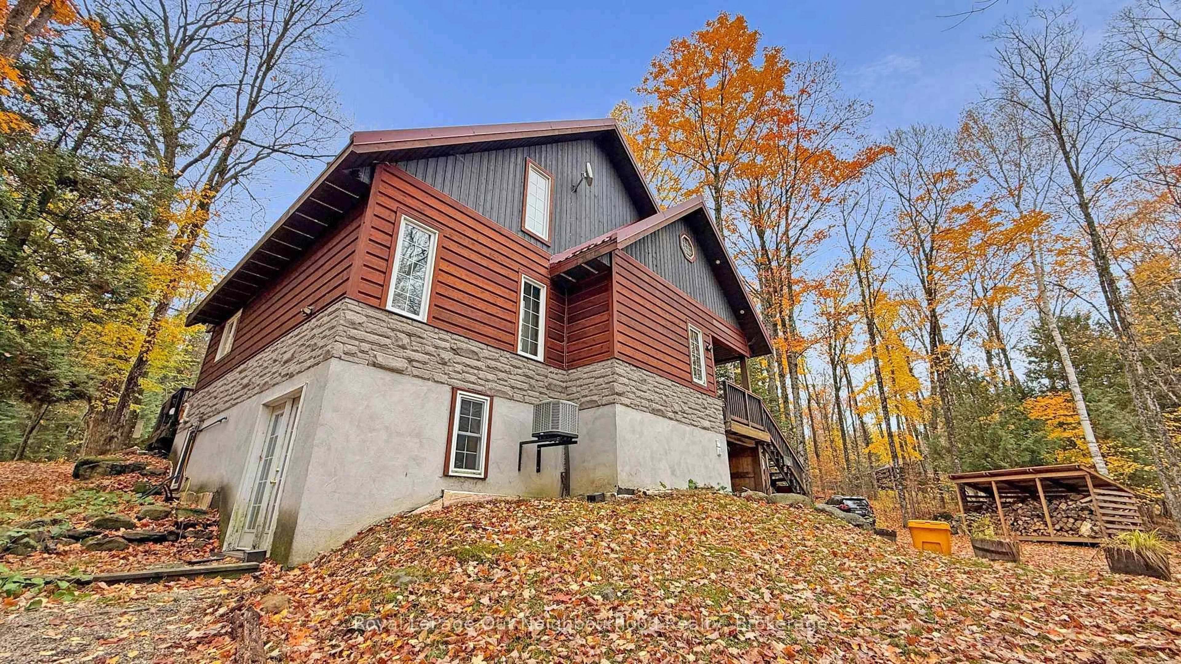 Home with vinyl exterior material, building for 1040 Ski Ridge Tr, Dysart et al Ontario K0M 1M0