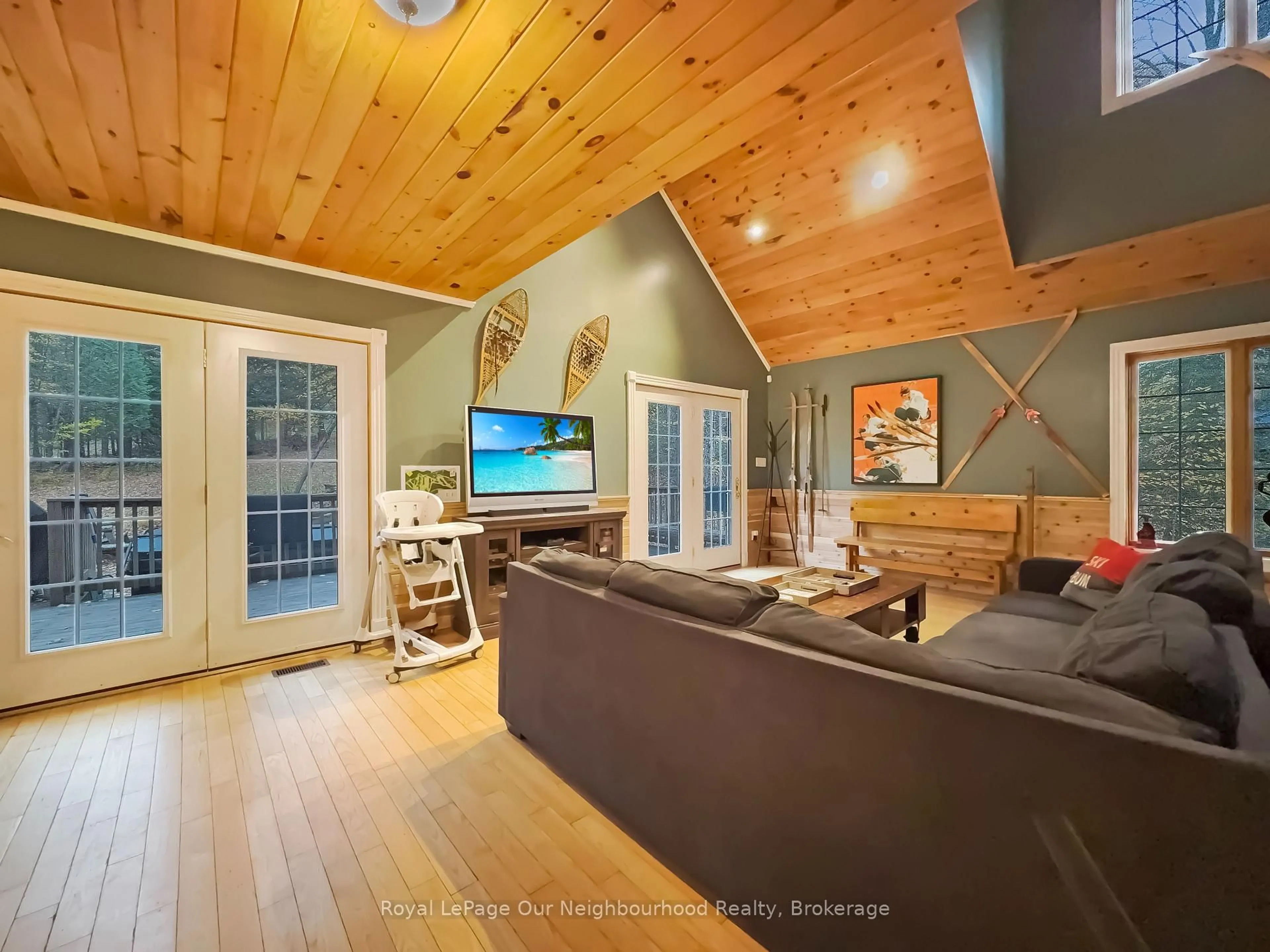 Living room with furniture, wood/laminate floor for 1040 Ski Ridge Tr, Dysart et al Ontario K0M 1M0