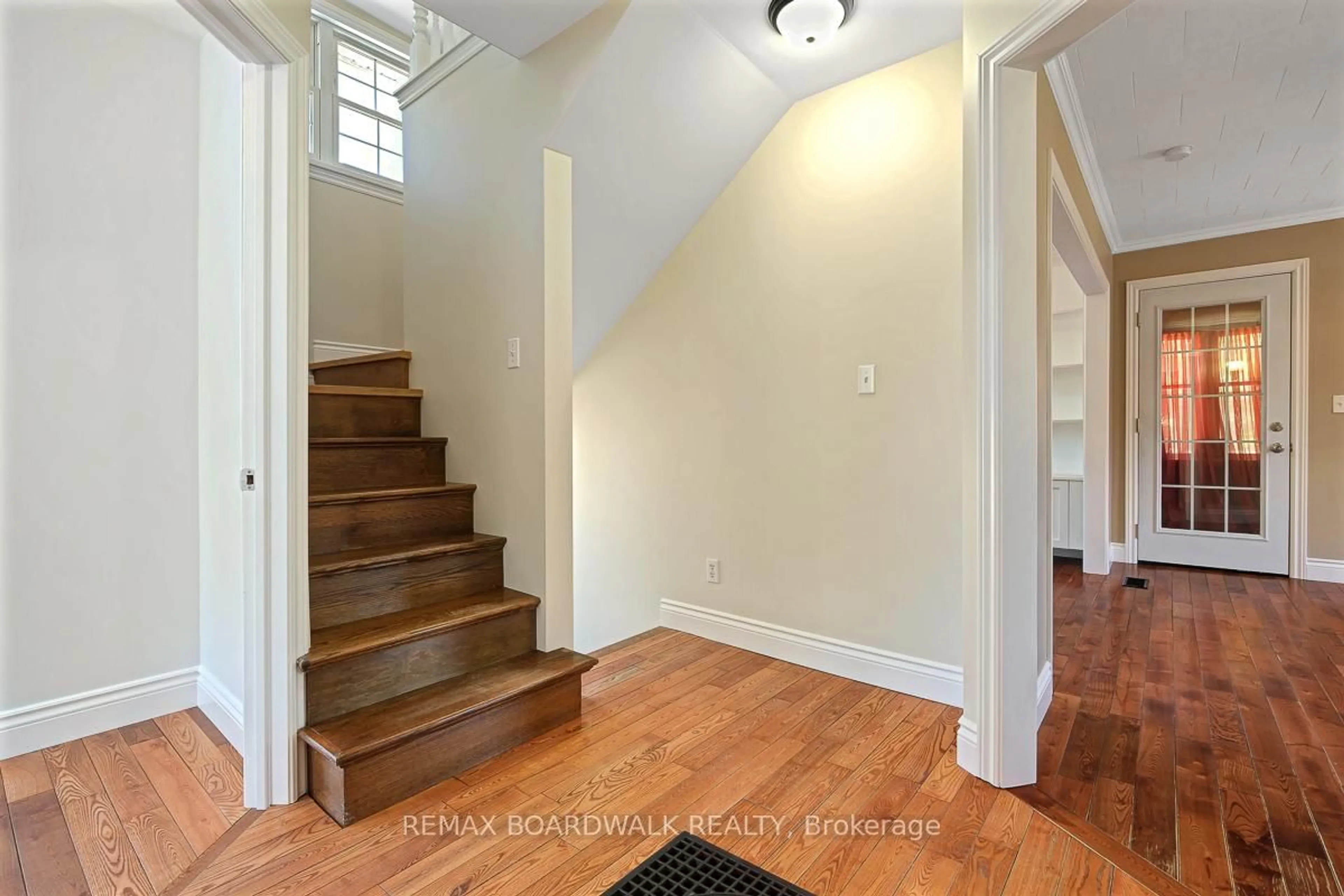 Indoor entryway for 96 York St, Lanark Ontario K0G 1K0