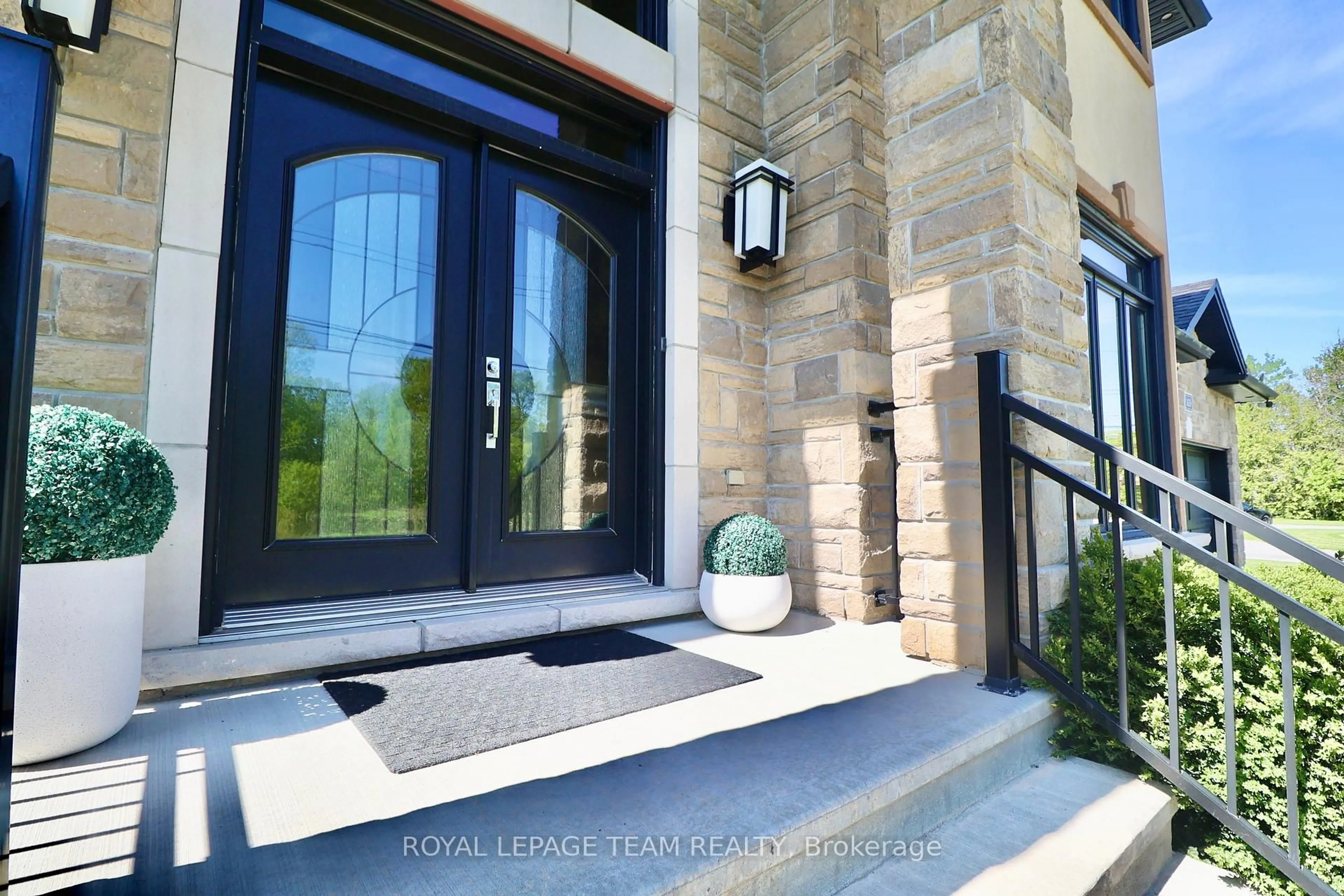 Indoor entryway for 1419 Balmoral Dr, Ottawa Ontario K1V 1E2
