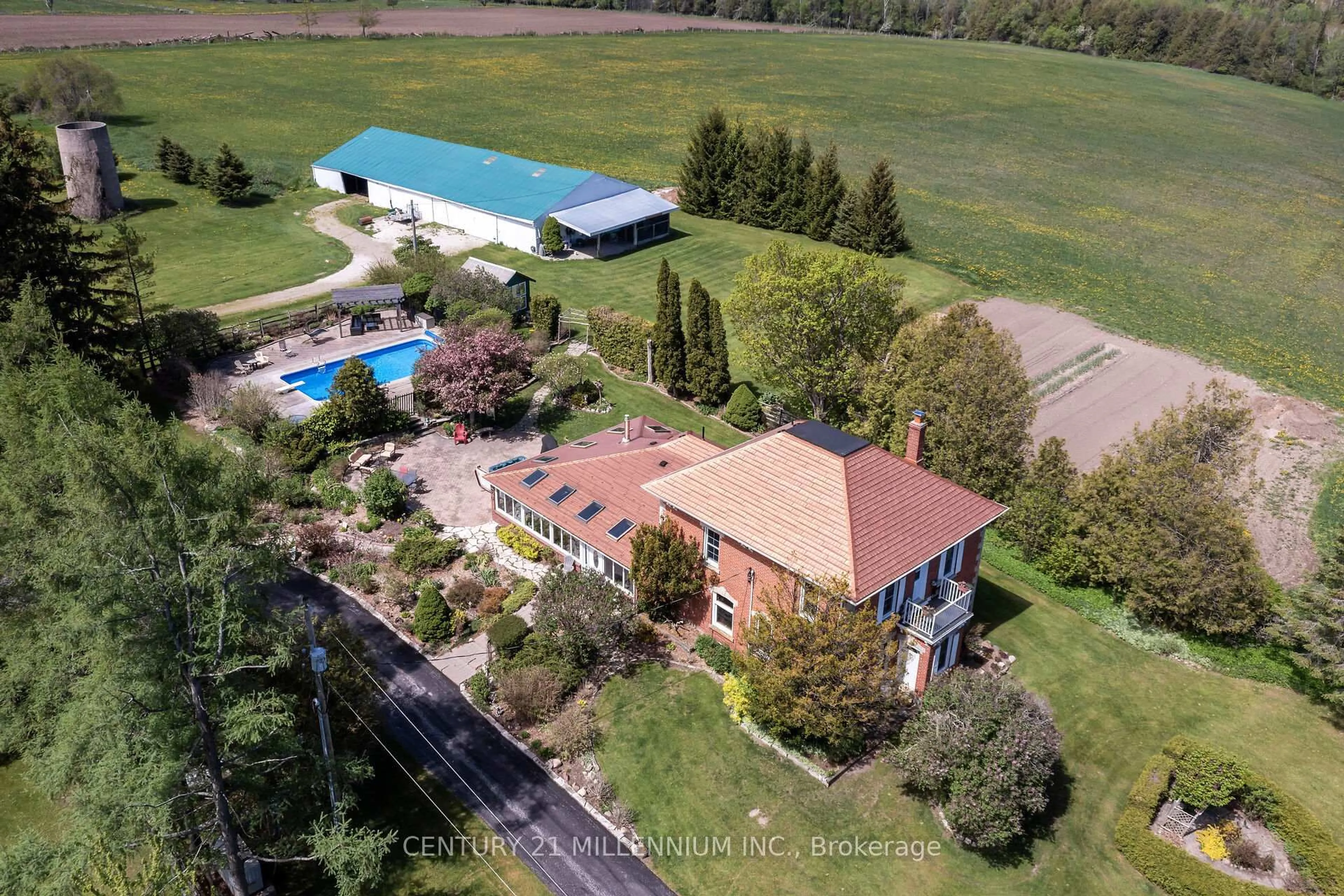 A pic from outside/outdoor area/front of a property/back of a property/a pic from drone, building for 5868 First Line, Erin Ontario L0N 1N0