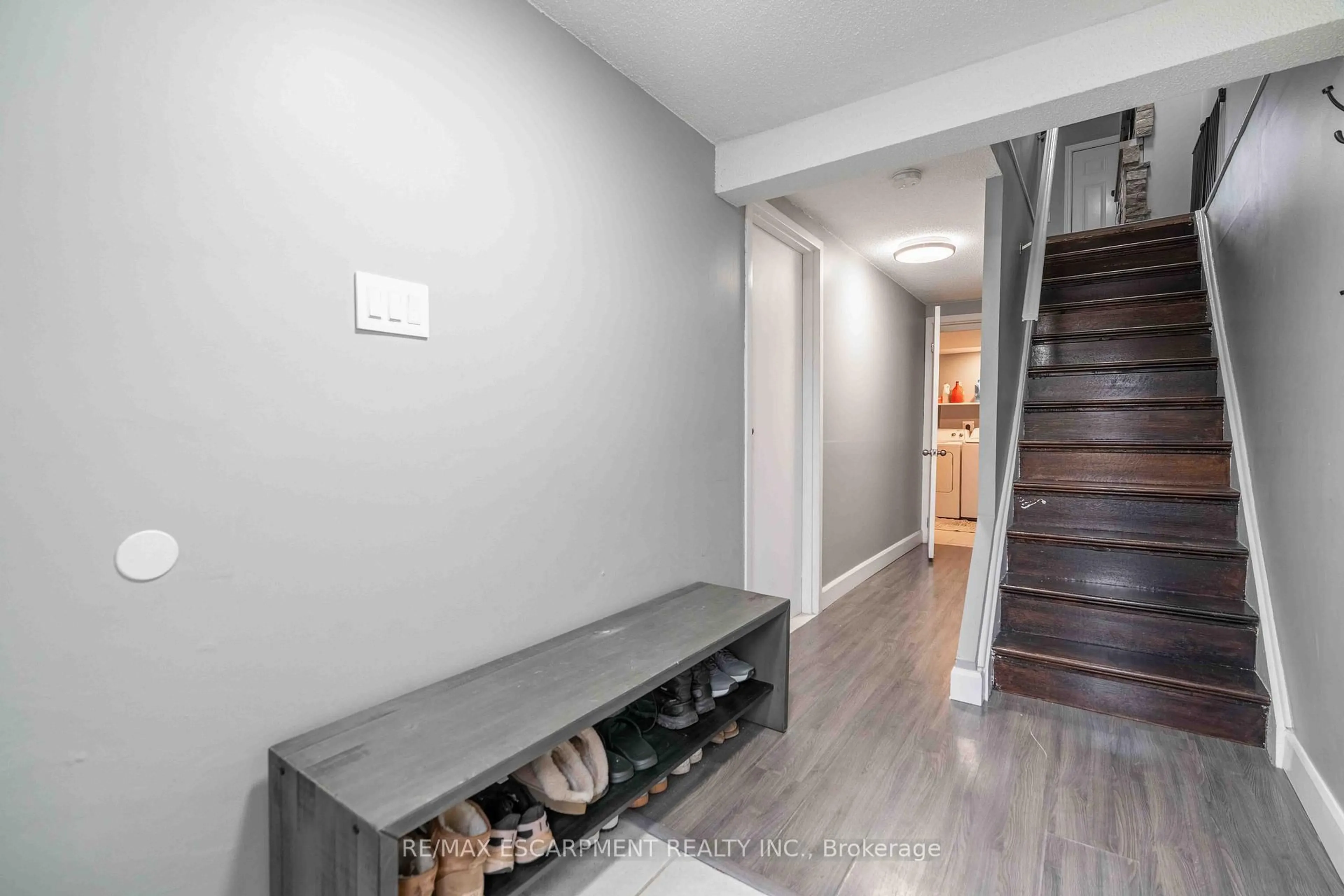 Indoor entryway for 1025 Upper Gage Ave #1, Hamilton Ontario L8V 4L2