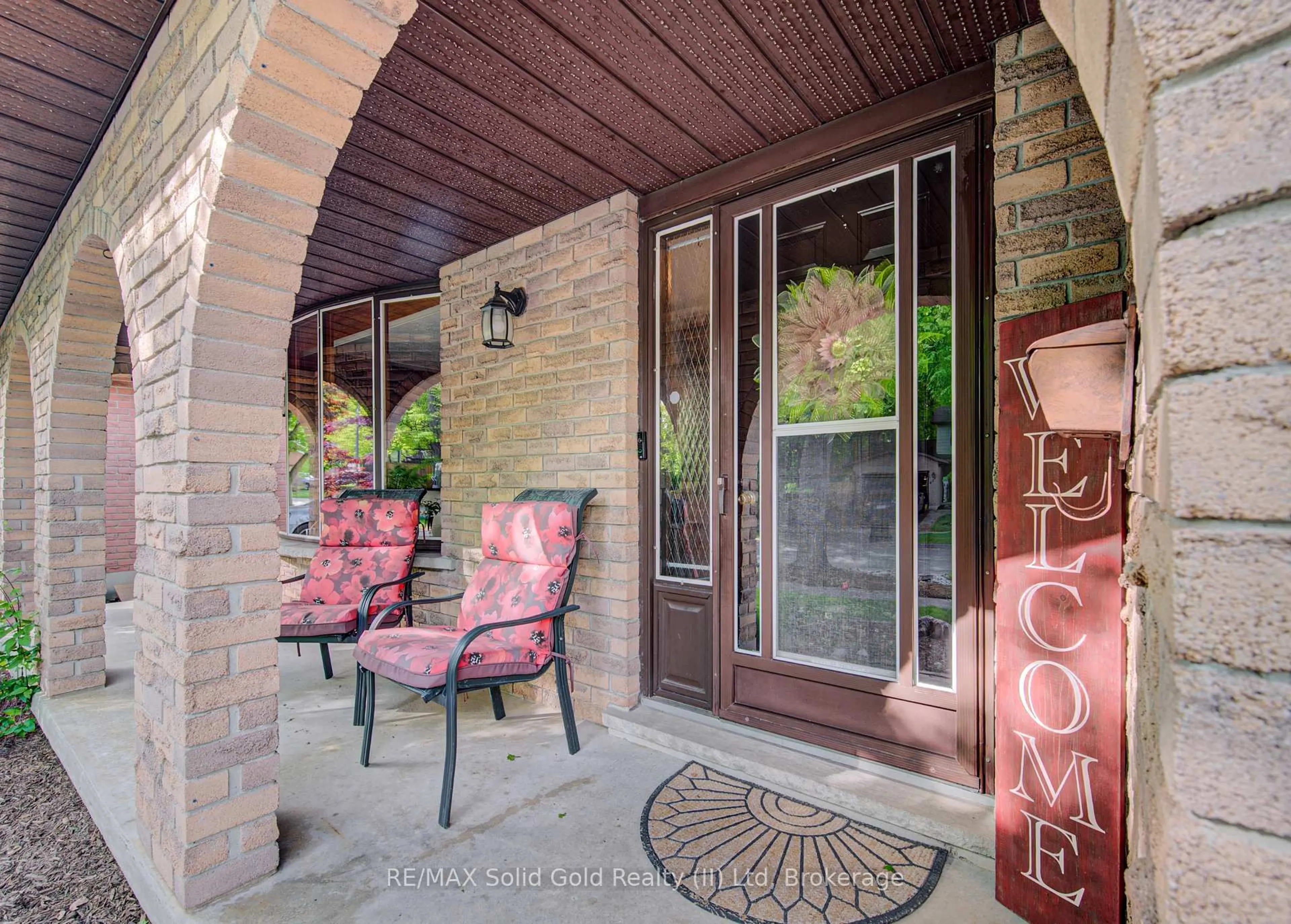 Indoor entryway for 119 Martinglen Cres, Kitchener Ontario N2E 2A3
