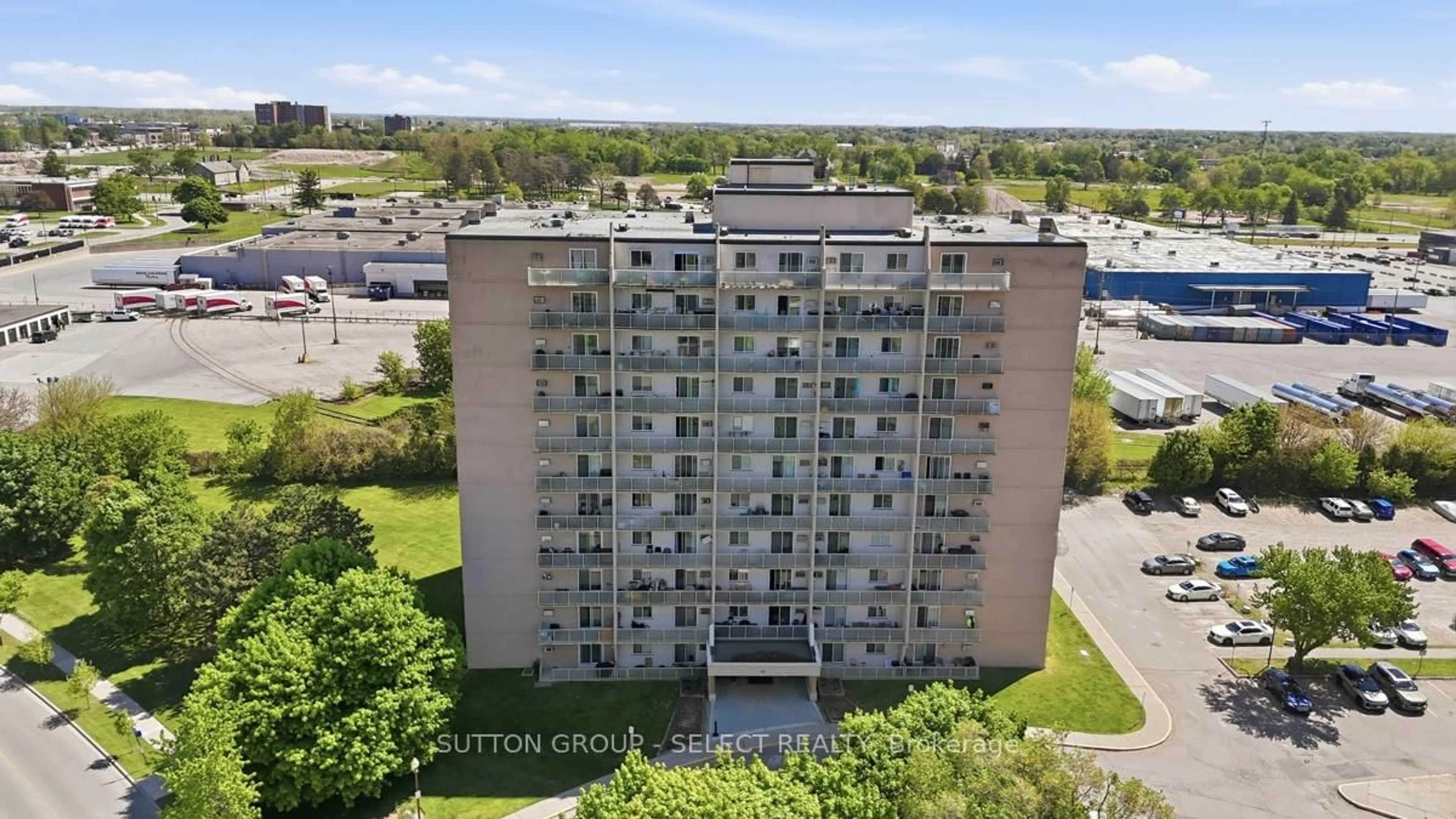 A pic from outside/outdoor area/front of a property/back of a property/a pic from drone, building for 583 MORNINGTON AVE Ave #808, London East Ontario N5Y 3E9