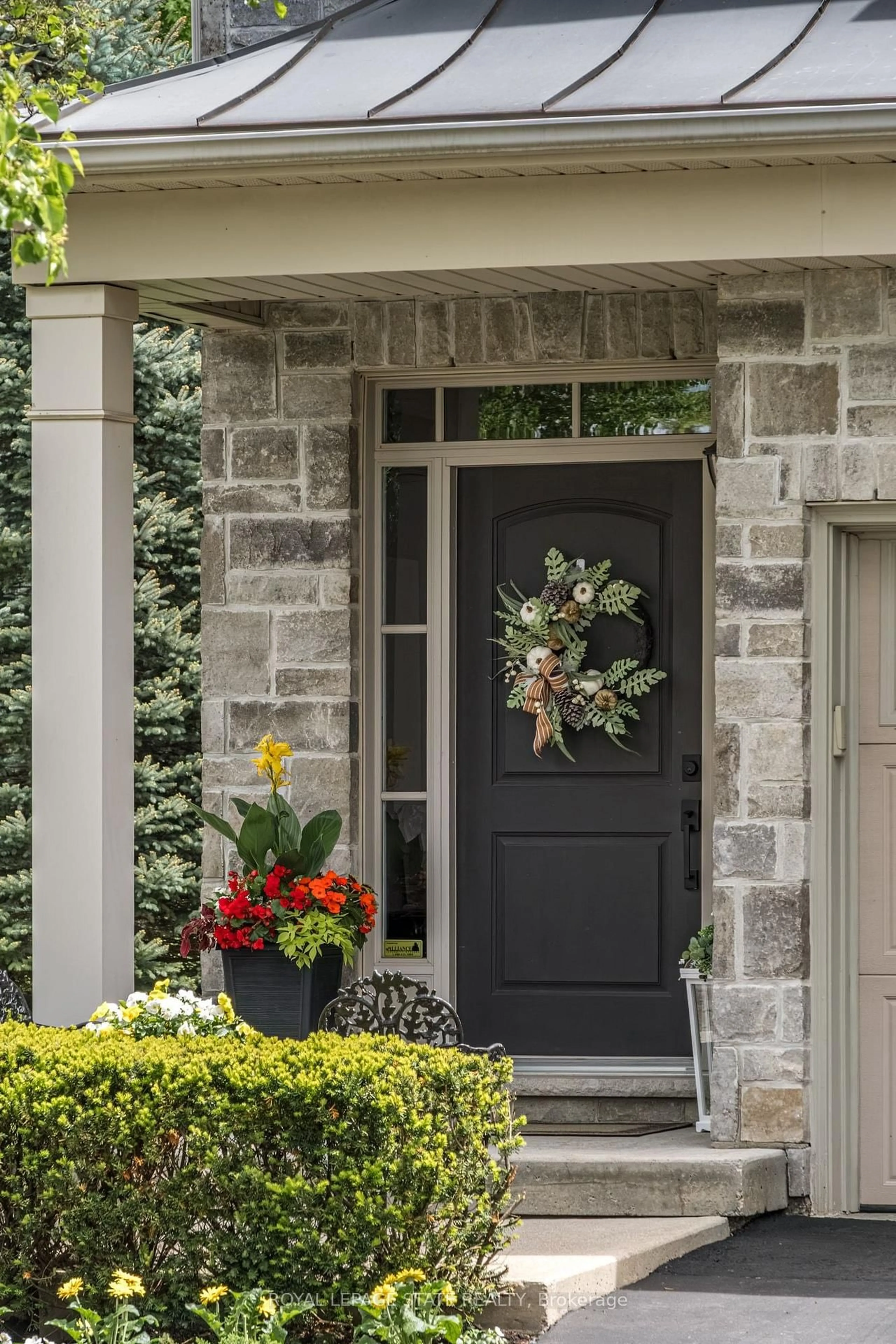 Indoor entryway for 60 McGrath Crt, Hamilton Ontario L9H 0A5