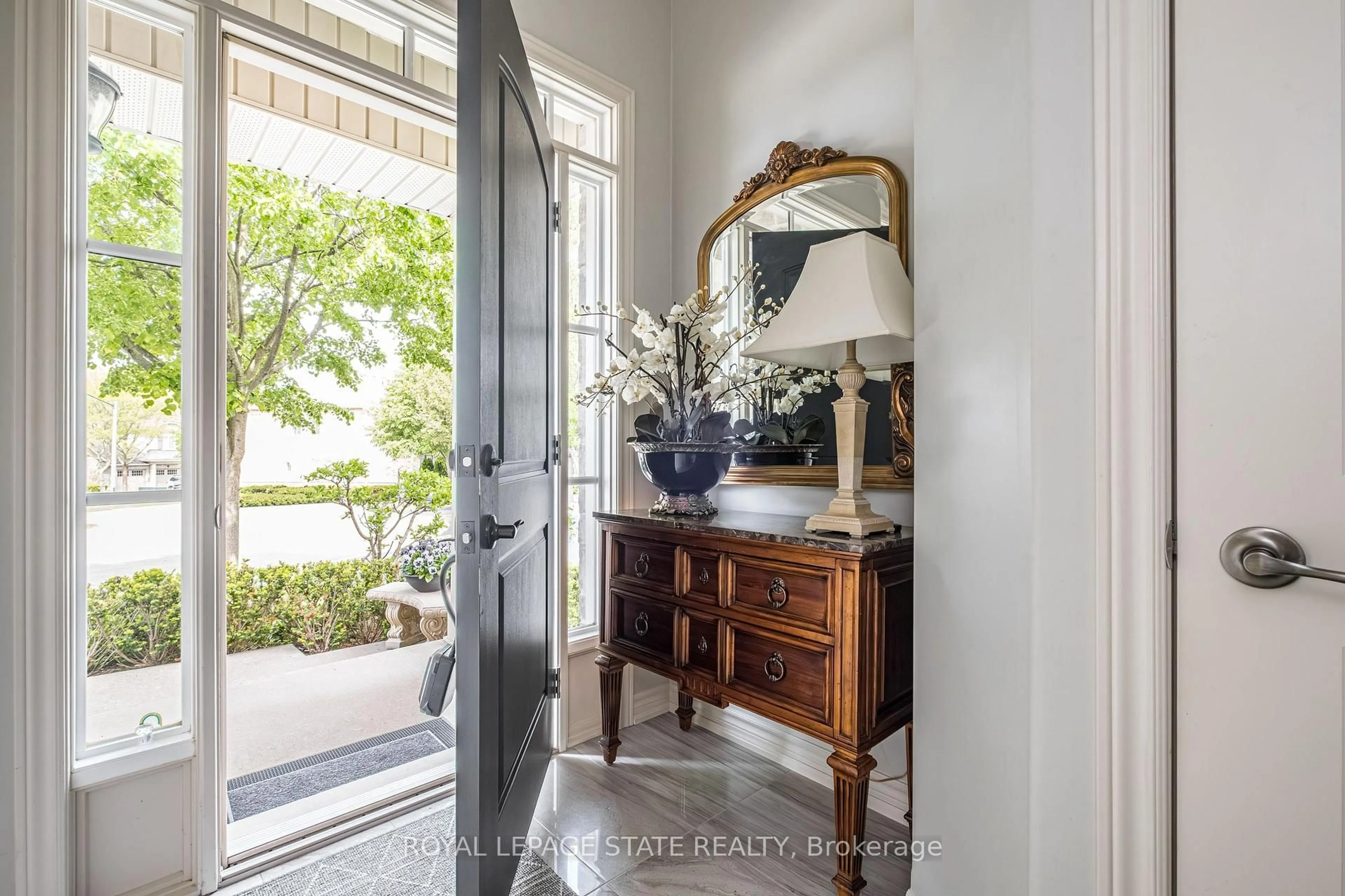 Indoor entryway for 60 McGrath Crt, Hamilton Ontario L9H 0A5
