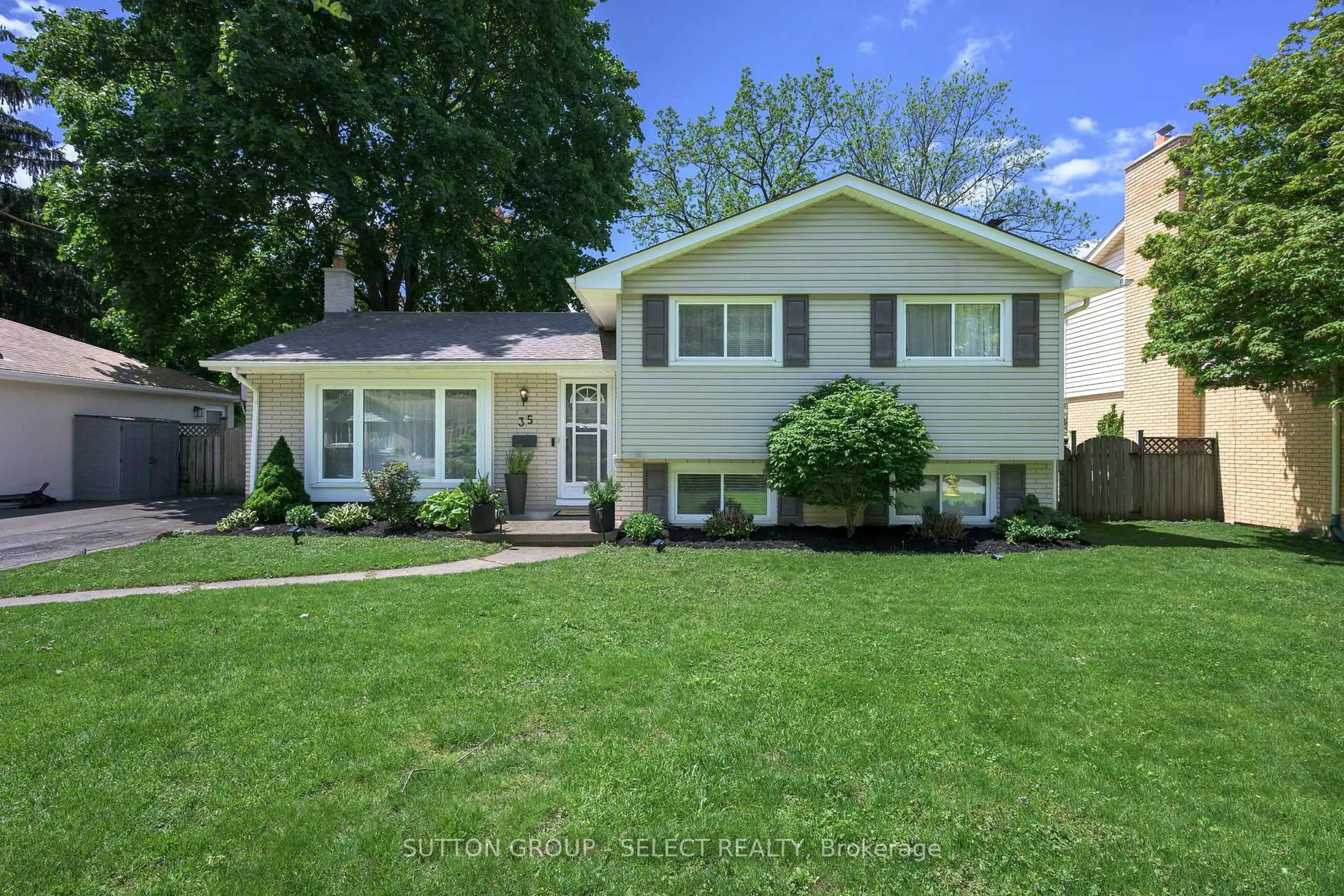 Home with vinyl exterior material, street for 35 Maxwell Cres, London North Ontario N5X 1Y9