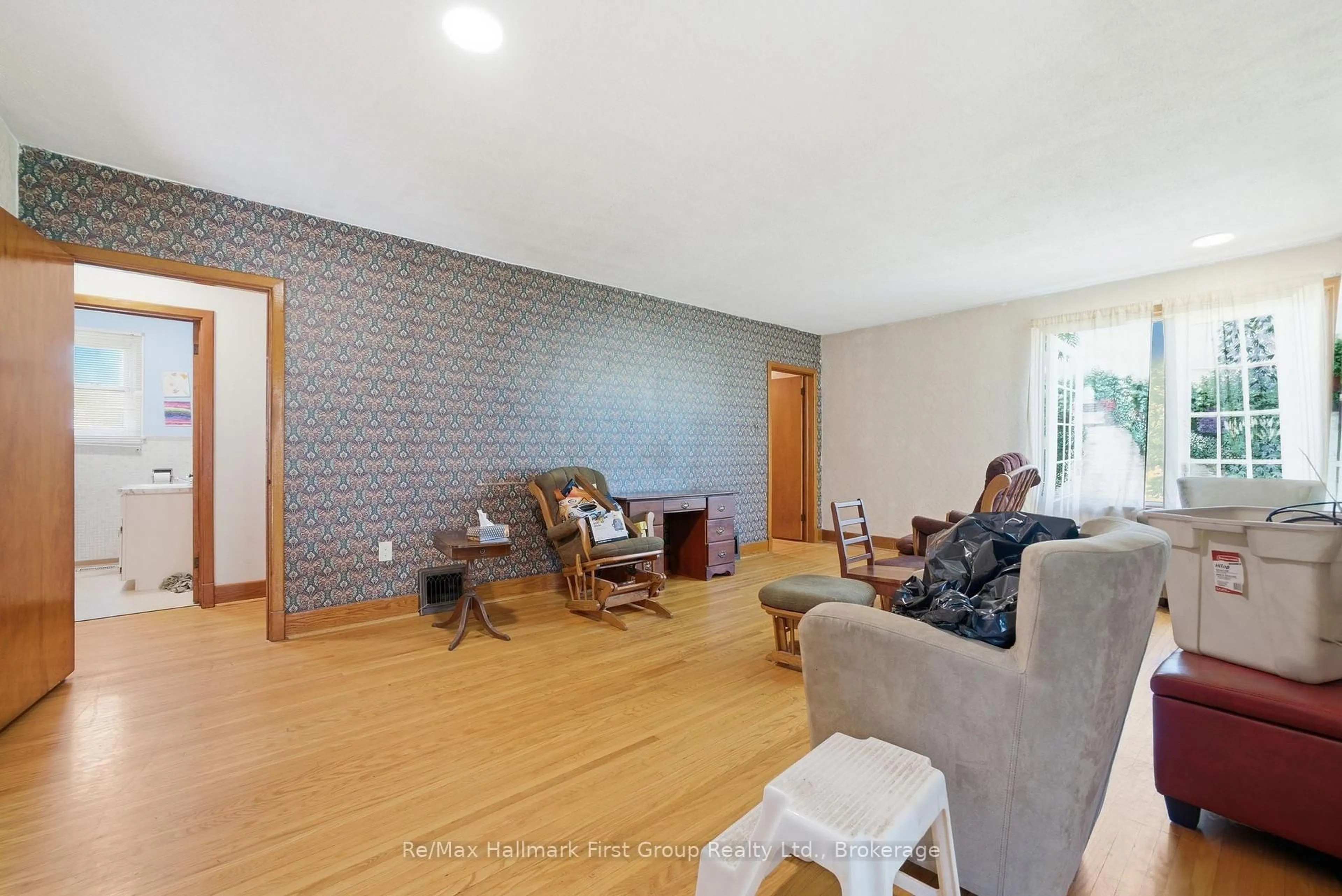 Living room with furniture, unknown for 5283 Hillview Dr, Hamilton Township Ontario K0K 2H0
