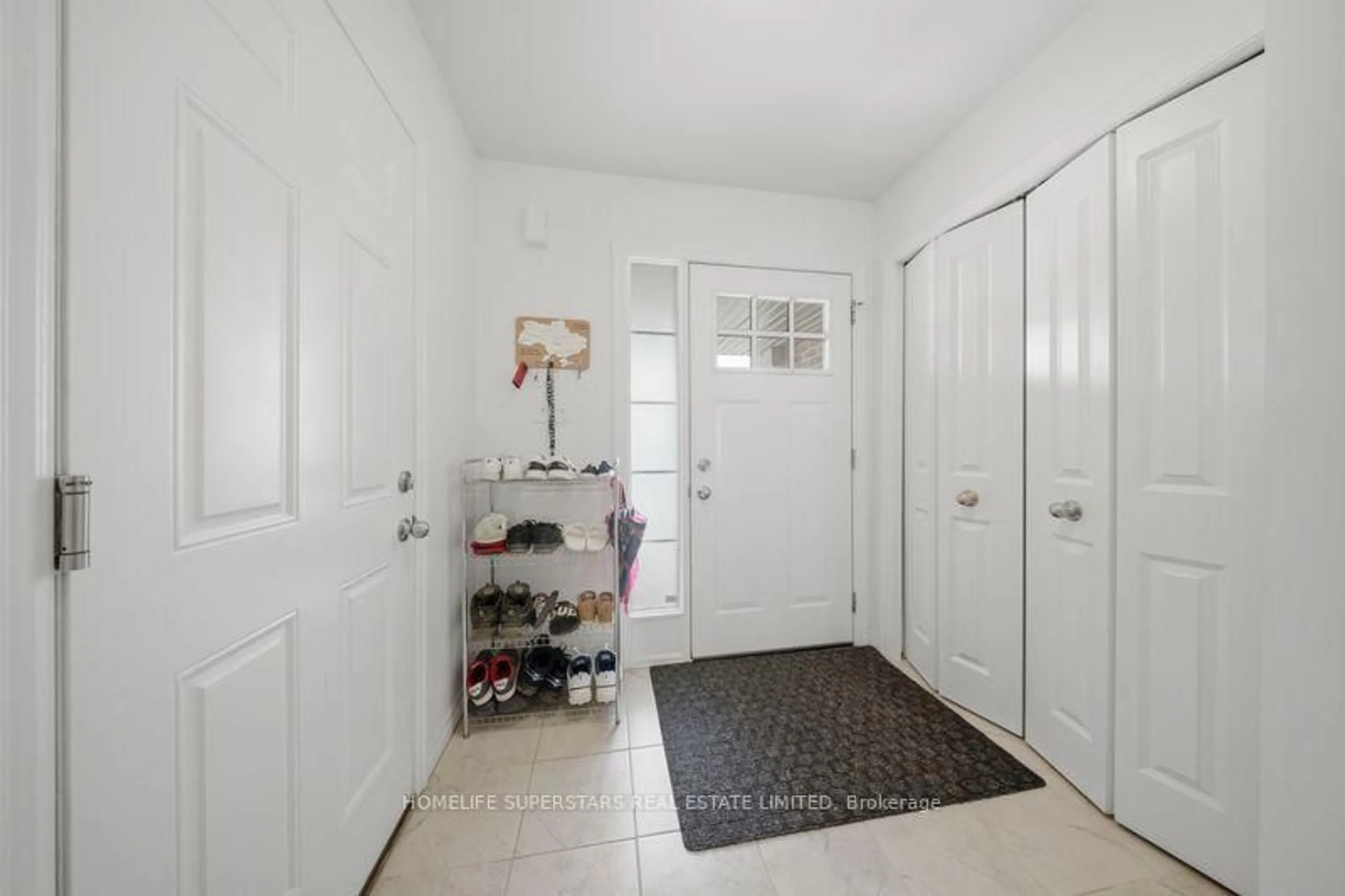 Indoor entryway for 135 Hardcastle Dr, Waterloo Ontario N1S 0A6
