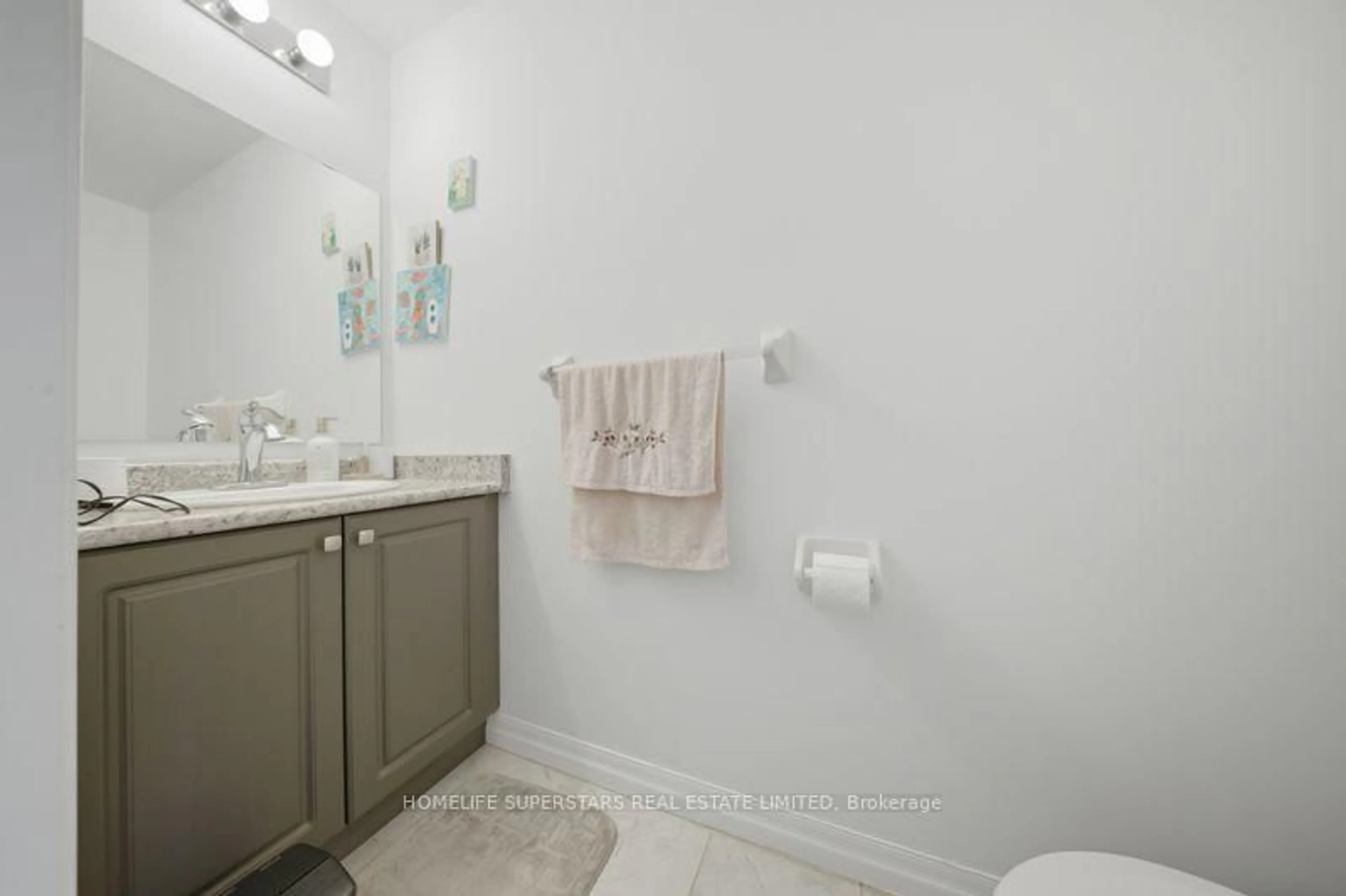 Standard bathroom, ceramic/tile floor for 135 Hardcastle Dr, Waterloo Ontario N1S 0A6
