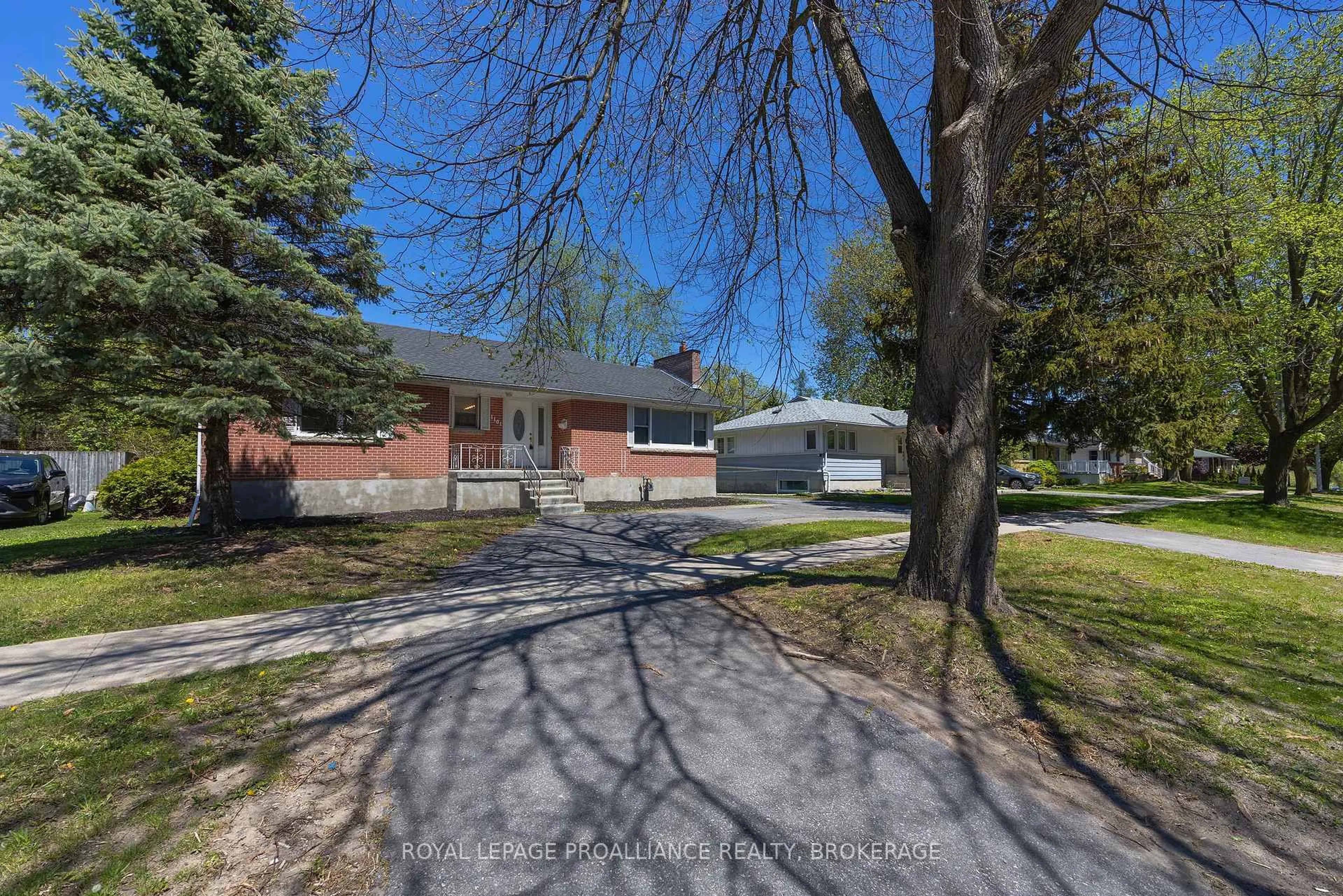 A pic from outside/outdoor area/front of a property/back of a property/a pic from drone, street for 1101 Johnson St, Kingston Ontario K7M 2N6