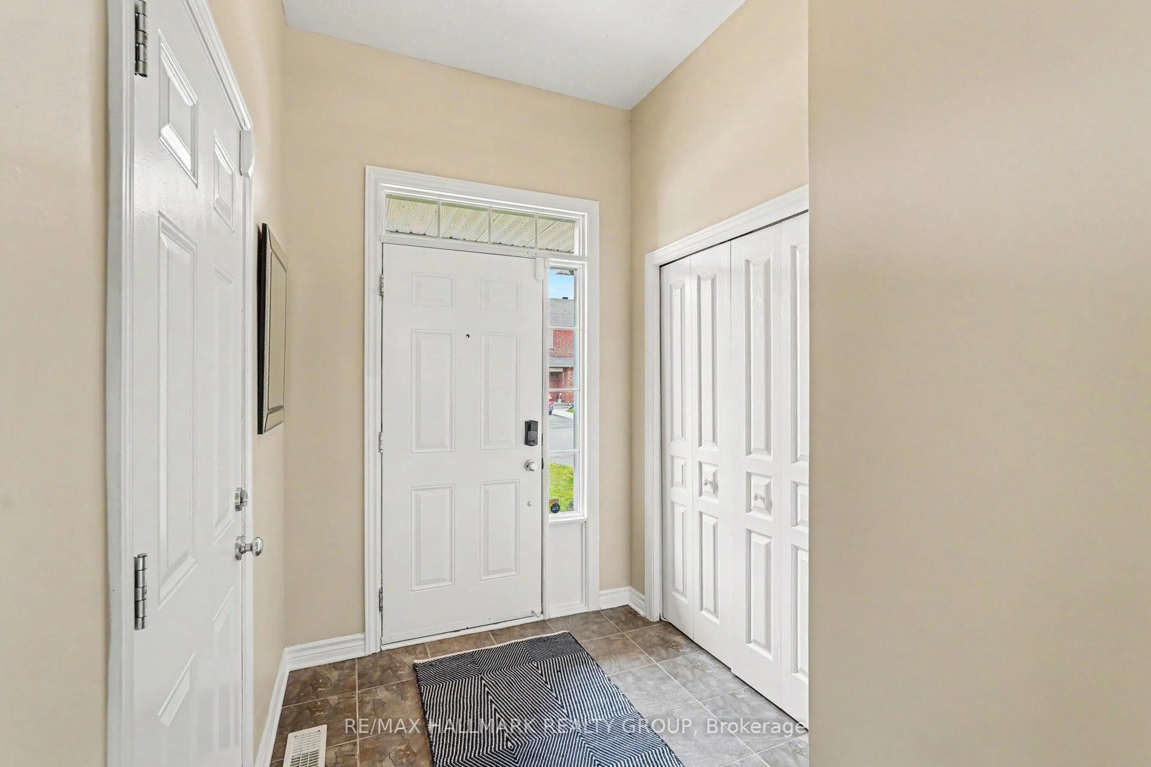 Indoor entryway for 1433 Comfrey Cres, Ottawa Ontario K4A 0L8
