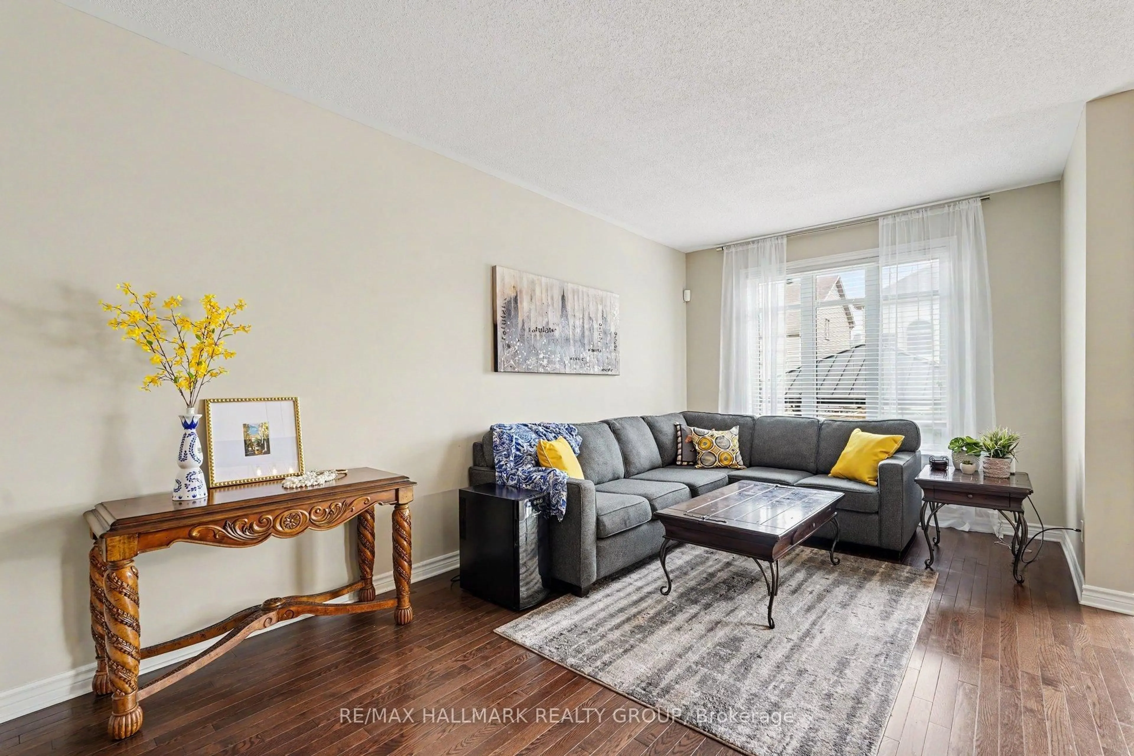 Living room with furniture, wood/laminate floor for 1433 Comfrey Cres, Ottawa Ontario K4A 0L8