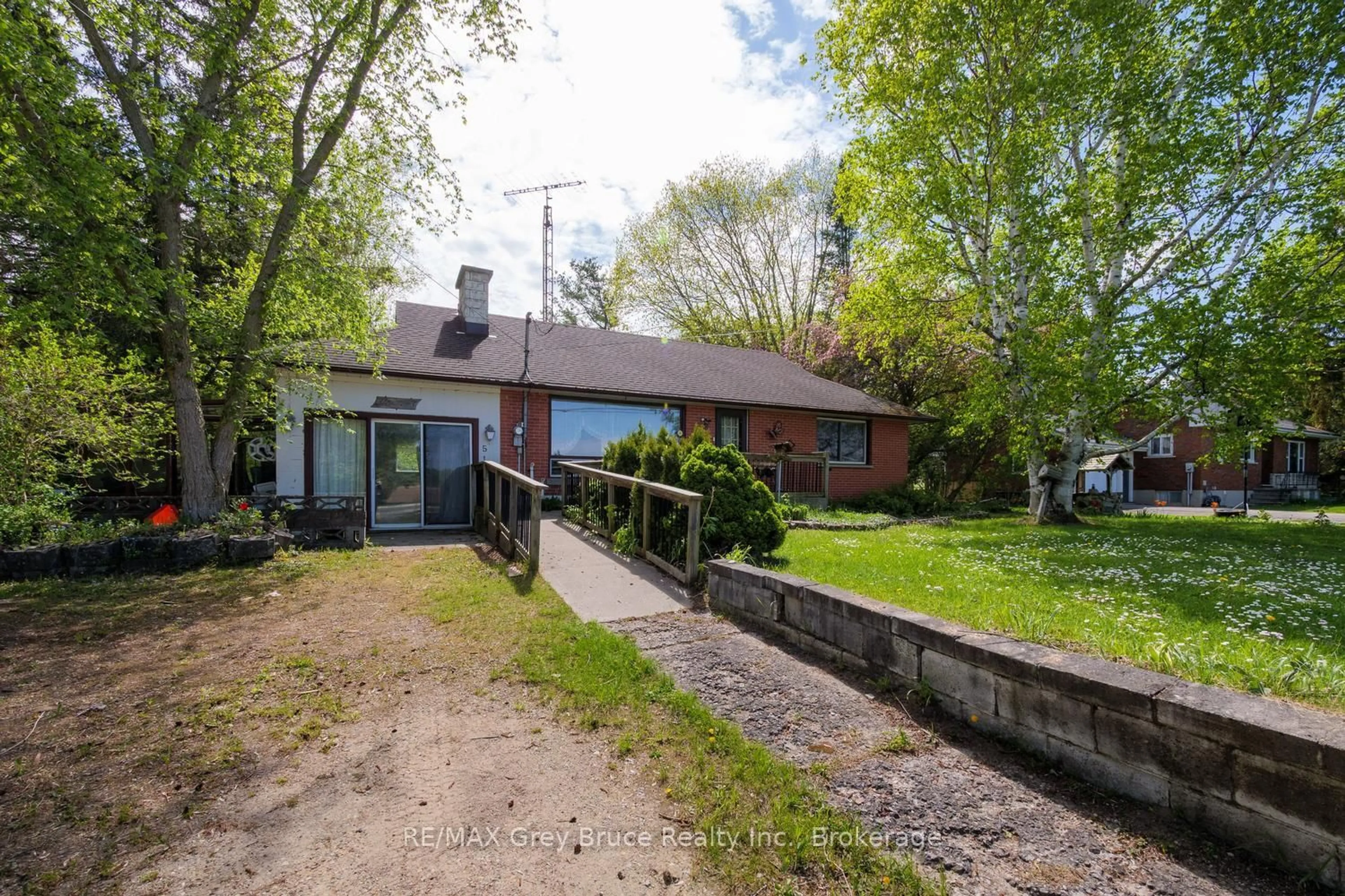 A pic from outside/outdoor area/front of a property/back of a property/a pic from drone, street for 515 Princess St, Georgian Bluffs Ontario N0H 2K0