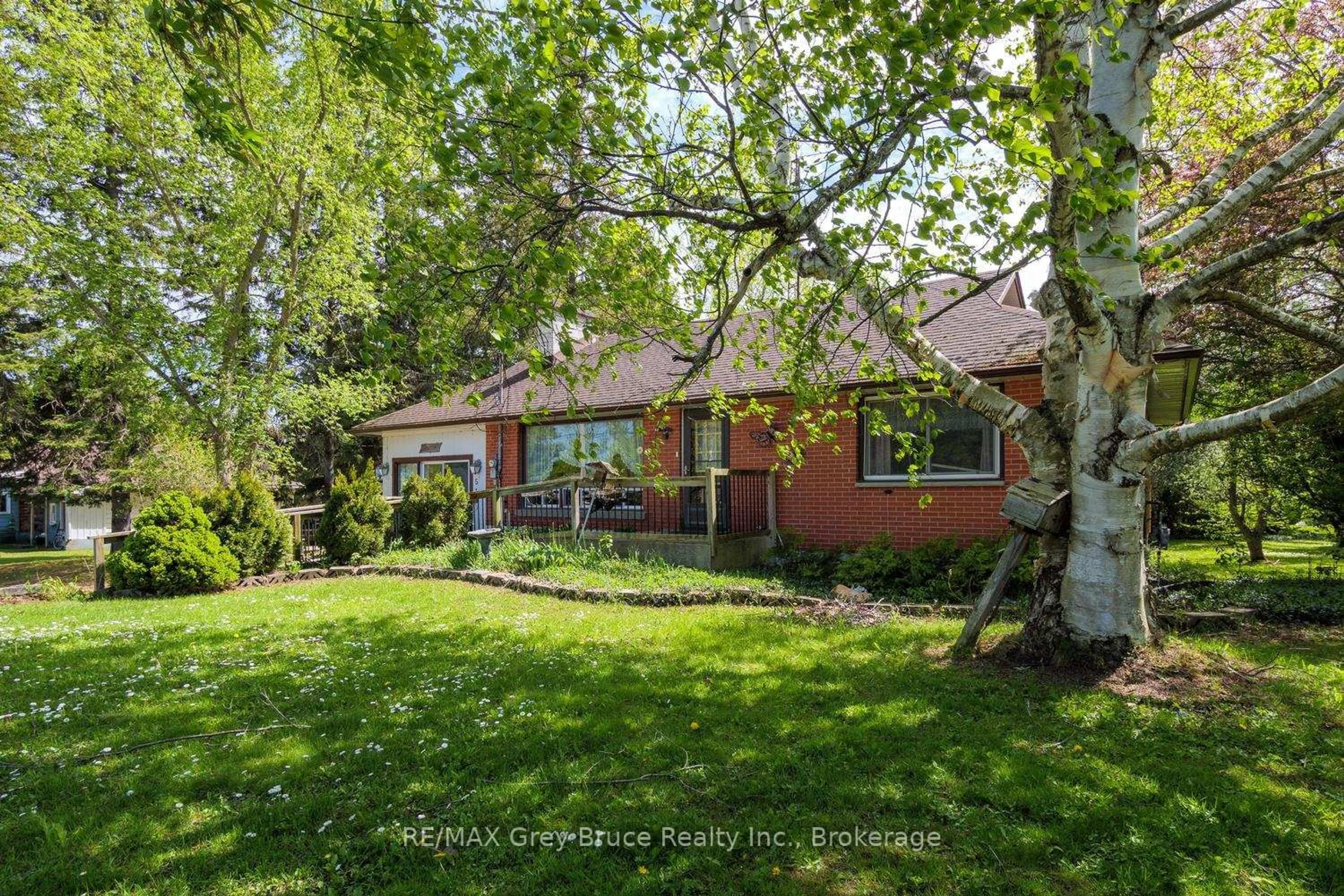 A pic from outside/outdoor area/front of a property/back of a property/a pic from drone, street for 515 Princess St, Georgian Bluffs Ontario N0H 2K0