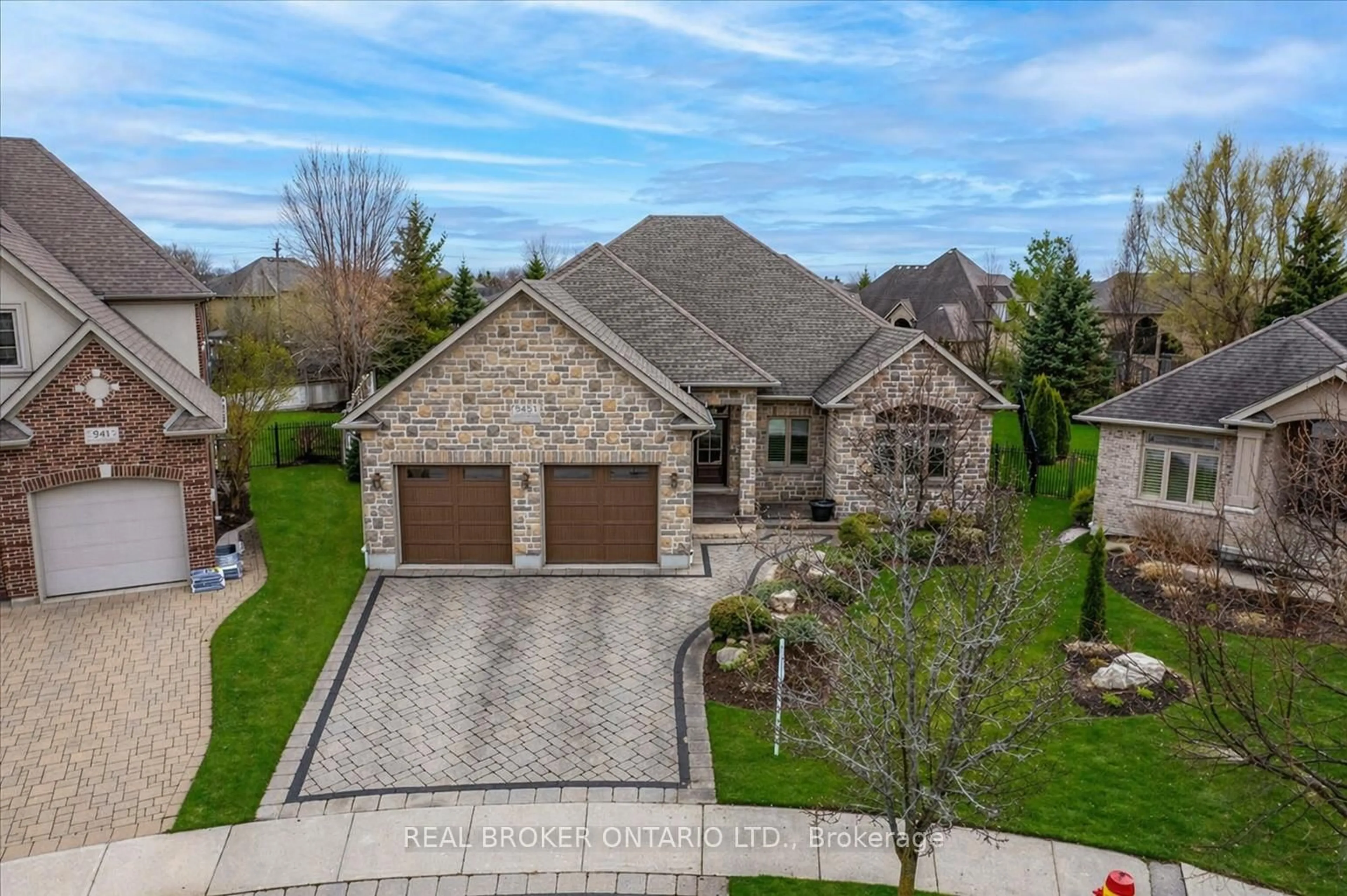 A pic from outside/outdoor area/front of a property/back of a property/a pic from drone, street for 945 RIVERSTONE Crt, Kitchener Ontario N2P 0A3