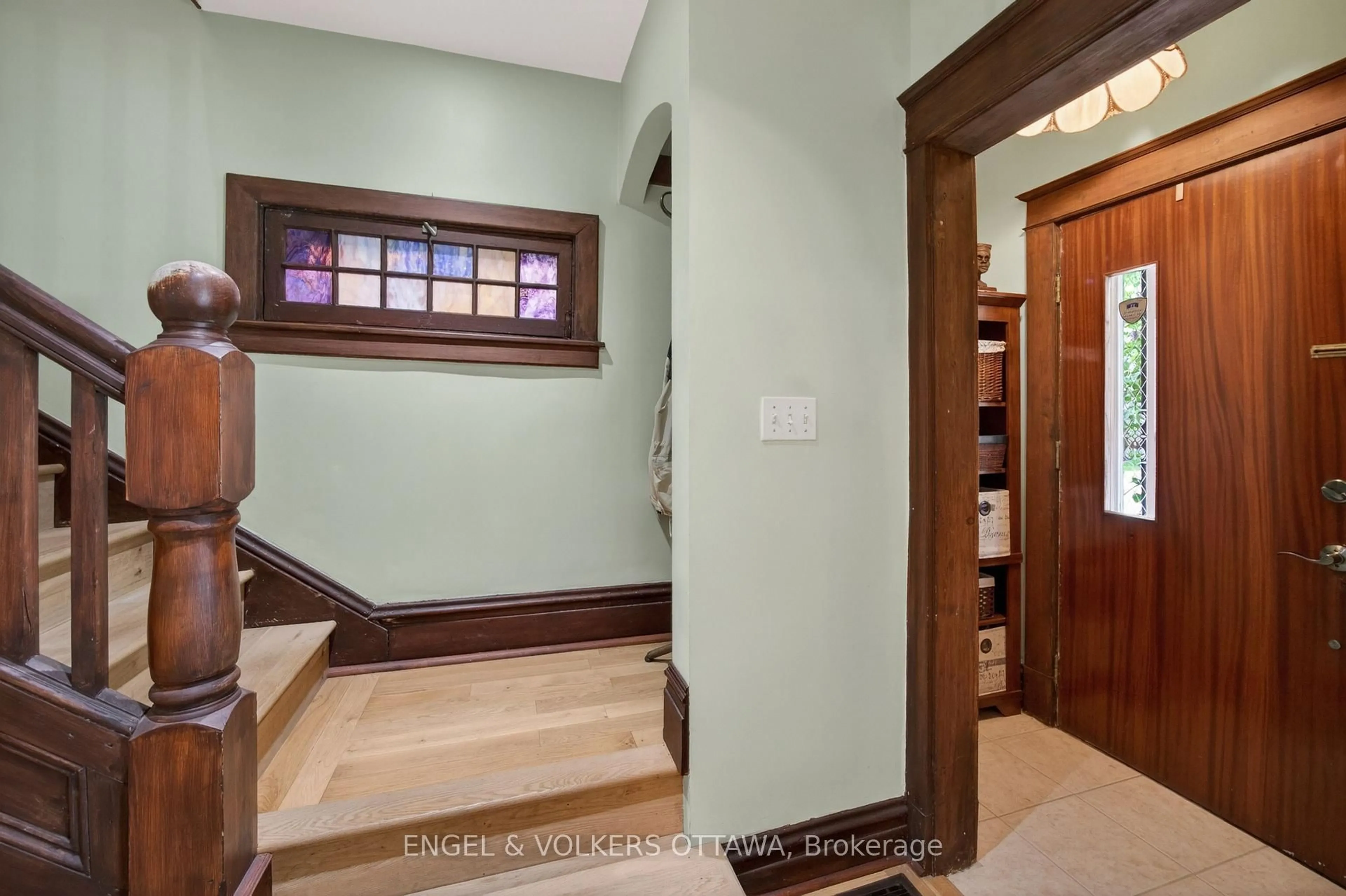 Indoor foyer for 60 Glynn Ave, Ottawa Ontario K1K 1S8