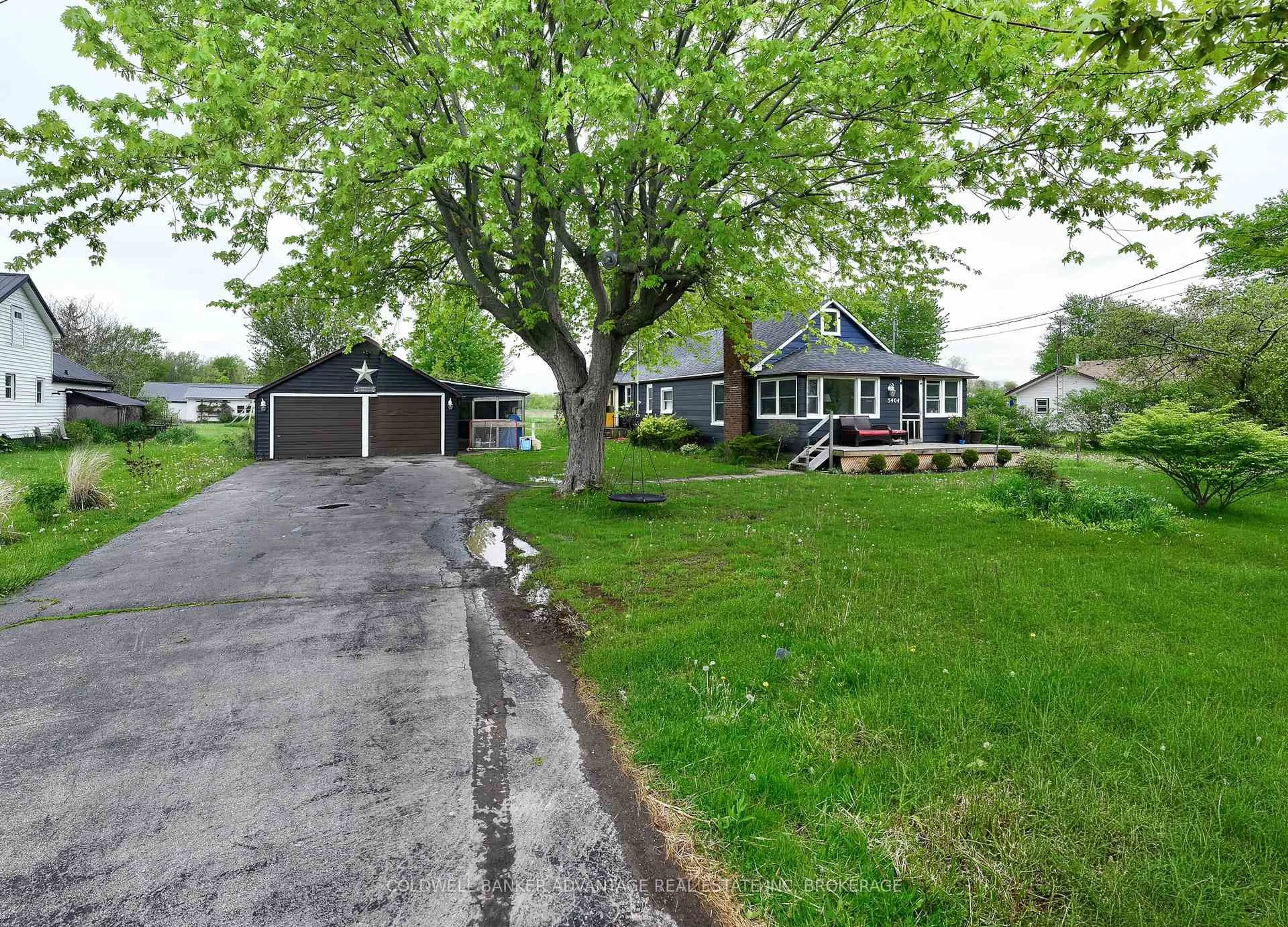 A pic from outside/outdoor area/front of a property/back of a property/a pic from drone, street for 5404 Michener Rd, Fort Erie Ontario L0S 1R0