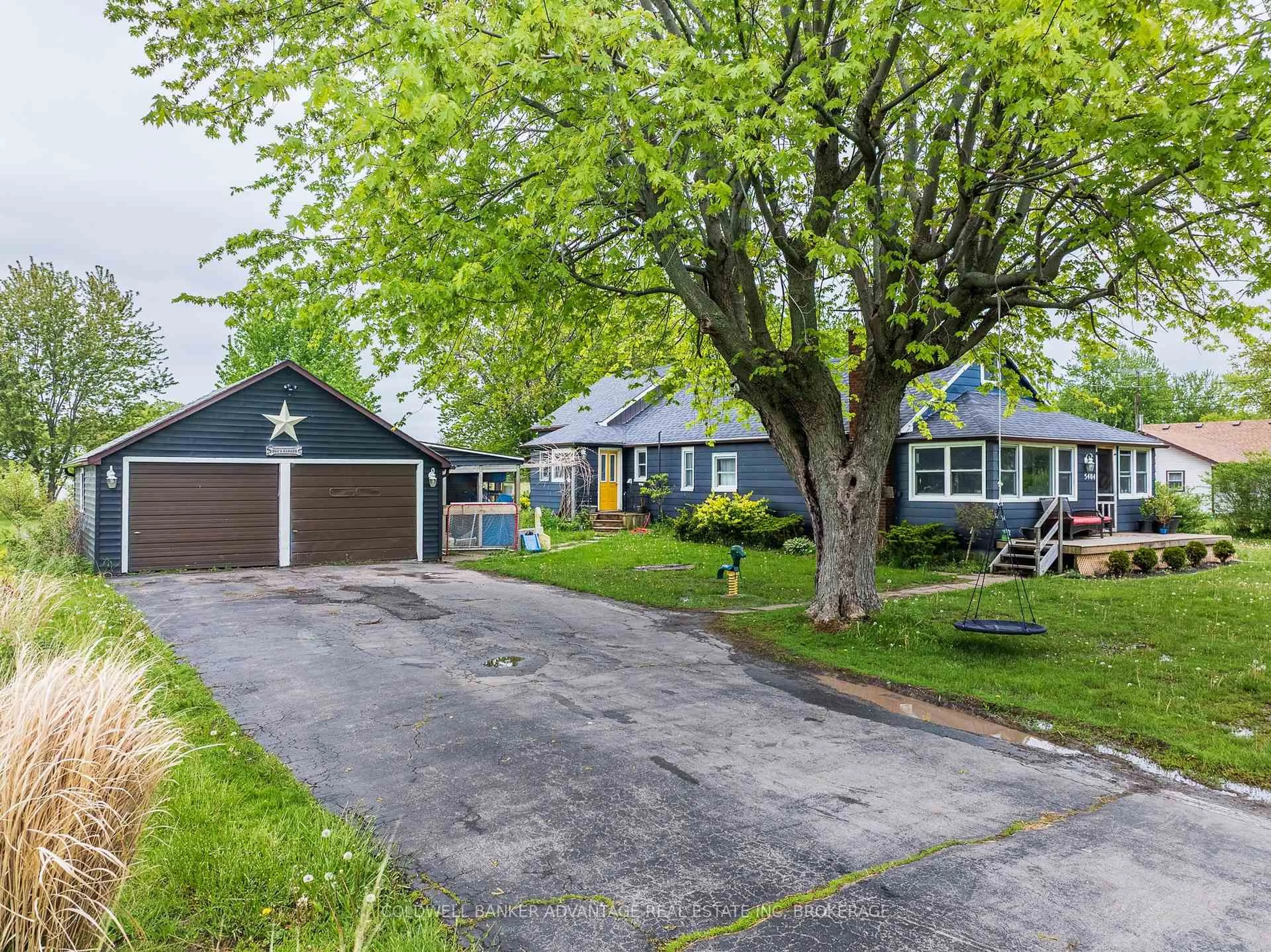 A pic from outside/outdoor area/front of a property/back of a property/a pic from drone, street for 5404 Michener Rd, Fort Erie Ontario L0S 1R0