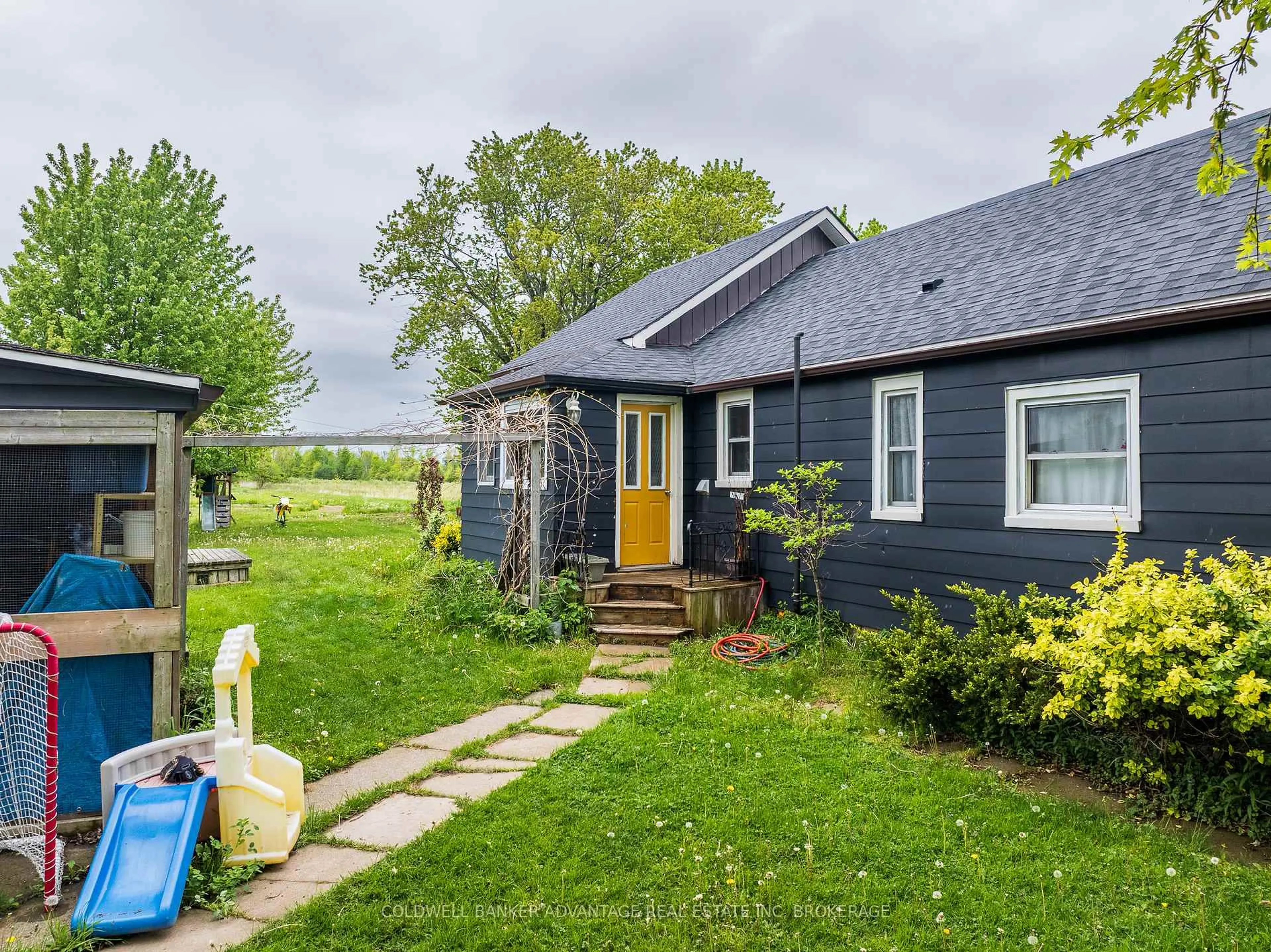 A pic from outside/outdoor area/front of a property/back of a property/a pic from drone, street for 5404 Michener Rd, Fort Erie Ontario L0S 1R0