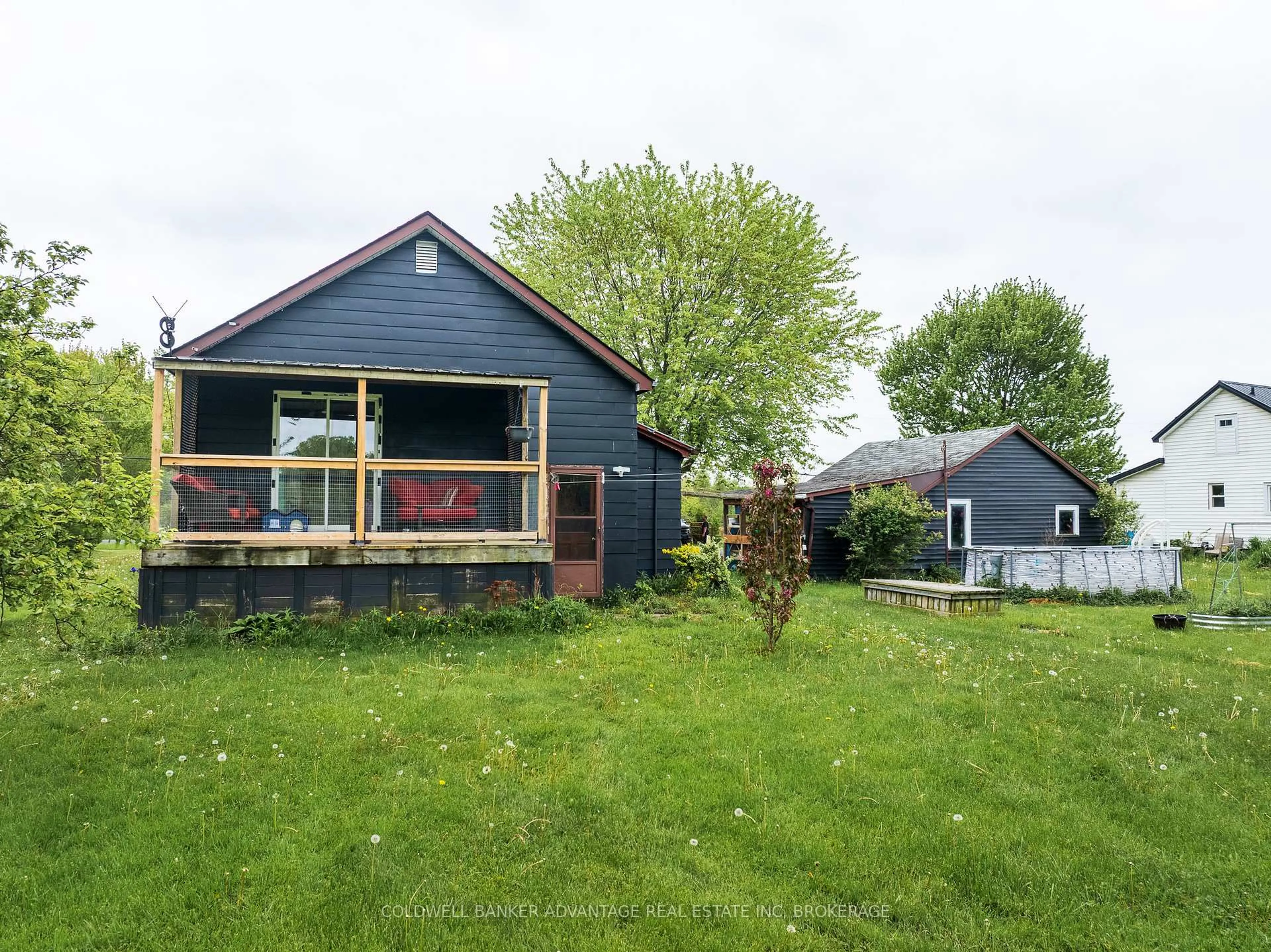 A pic from outside/outdoor area/front of a property/back of a property/a pic from drone, unknown for 5404 Michener Rd, Fort Erie Ontario L0S 1R0