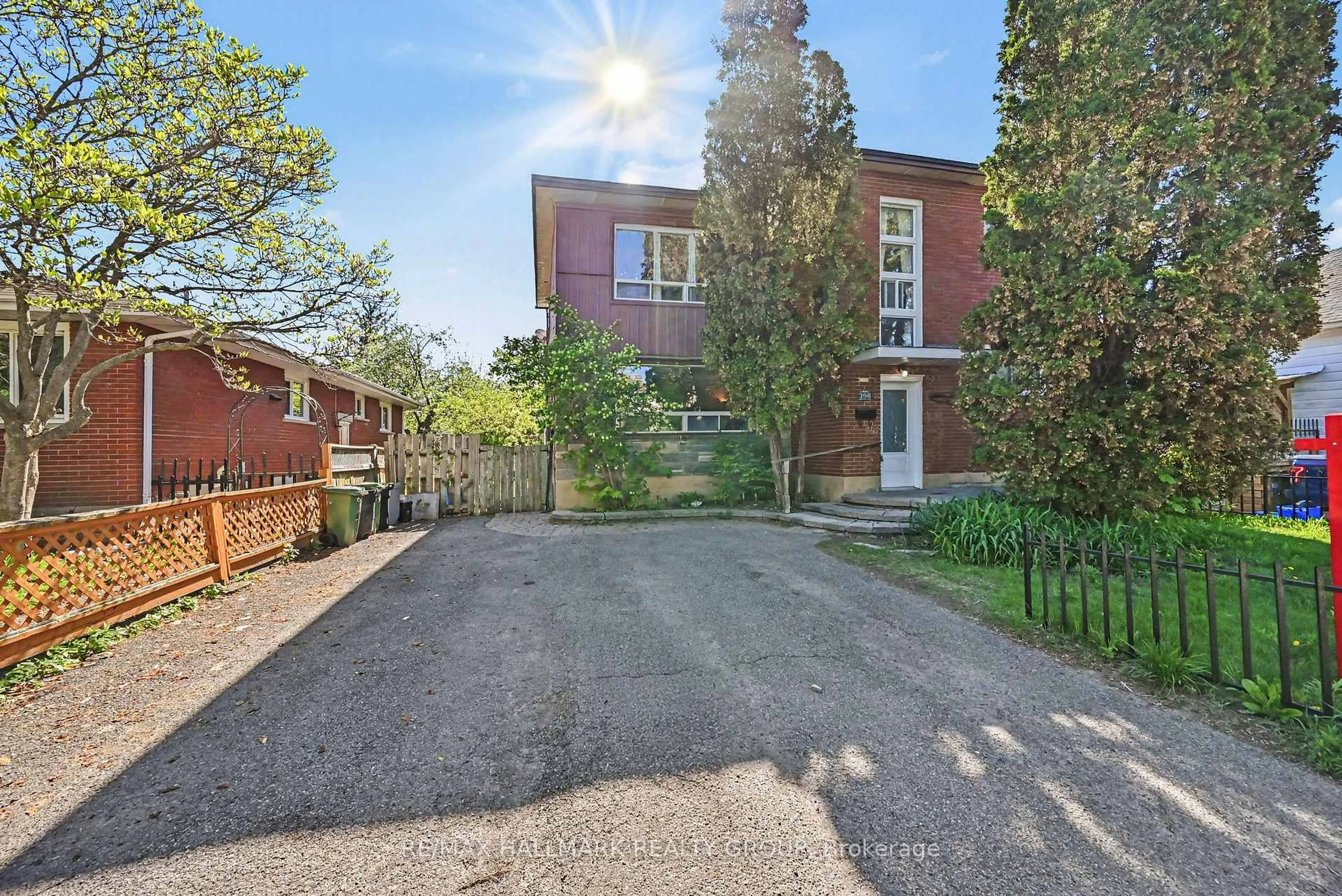 A pic from outside/outdoor area/front of a property/back of a property/a pic from drone, street for 296 Britannia Rd, Ottawa Ontario K2B 5X4