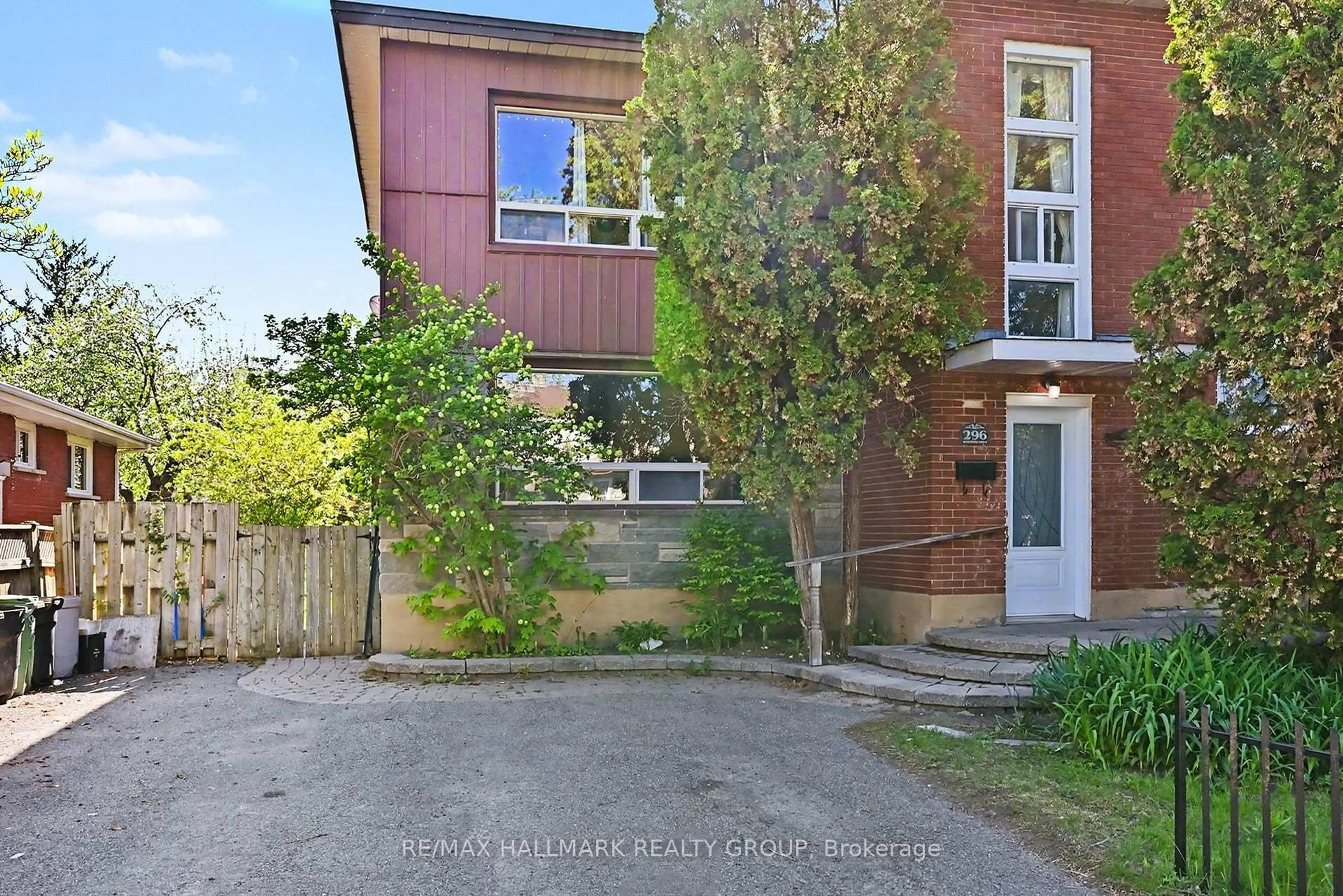 A pic from outside/outdoor area/front of a property/back of a property/a pic from drone, street for 296 Britannia Rd, Ottawa Ontario K2B 5X4