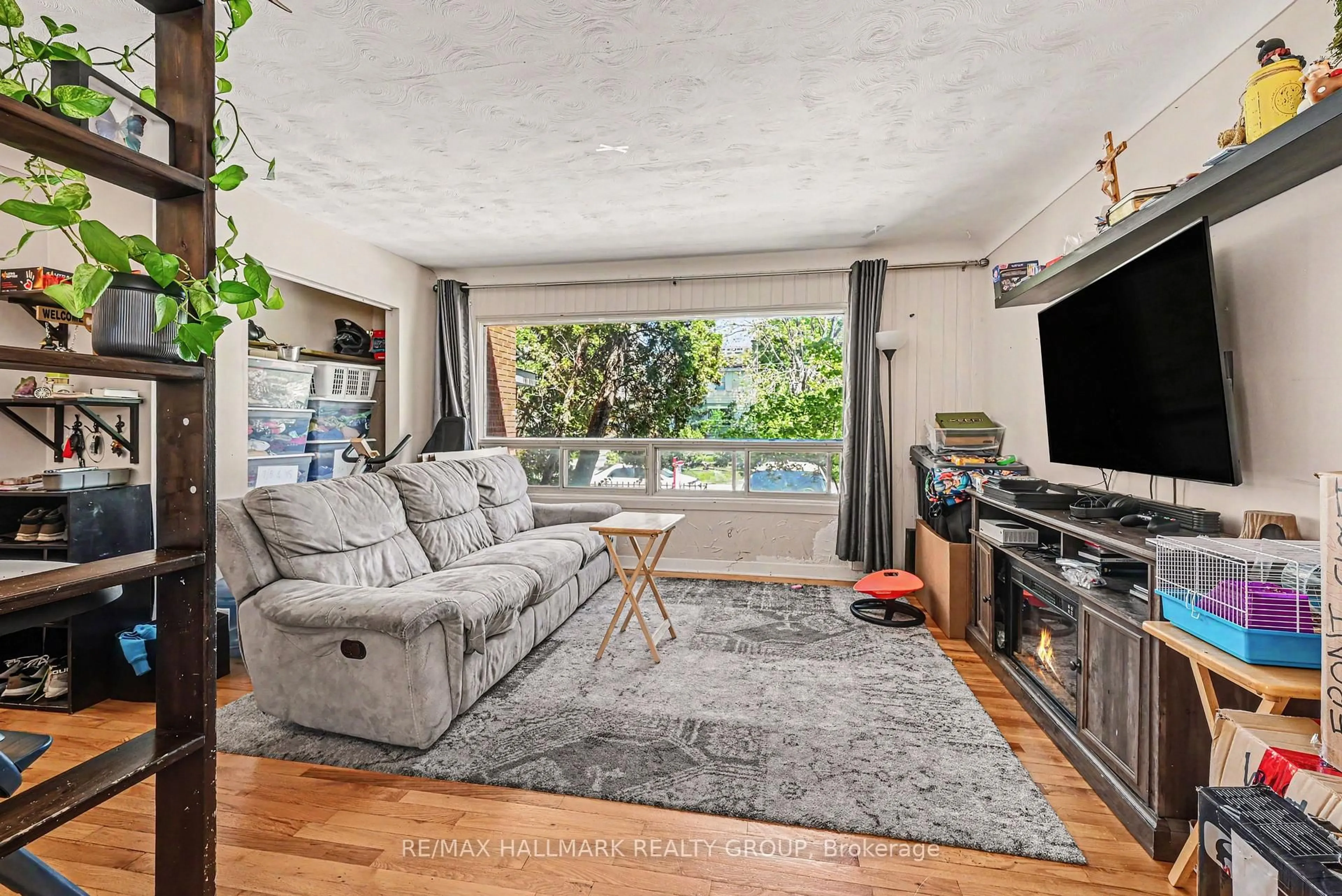 Living room with furniture, unknown for 296 Britannia Rd, Ottawa Ontario K2B 5X4