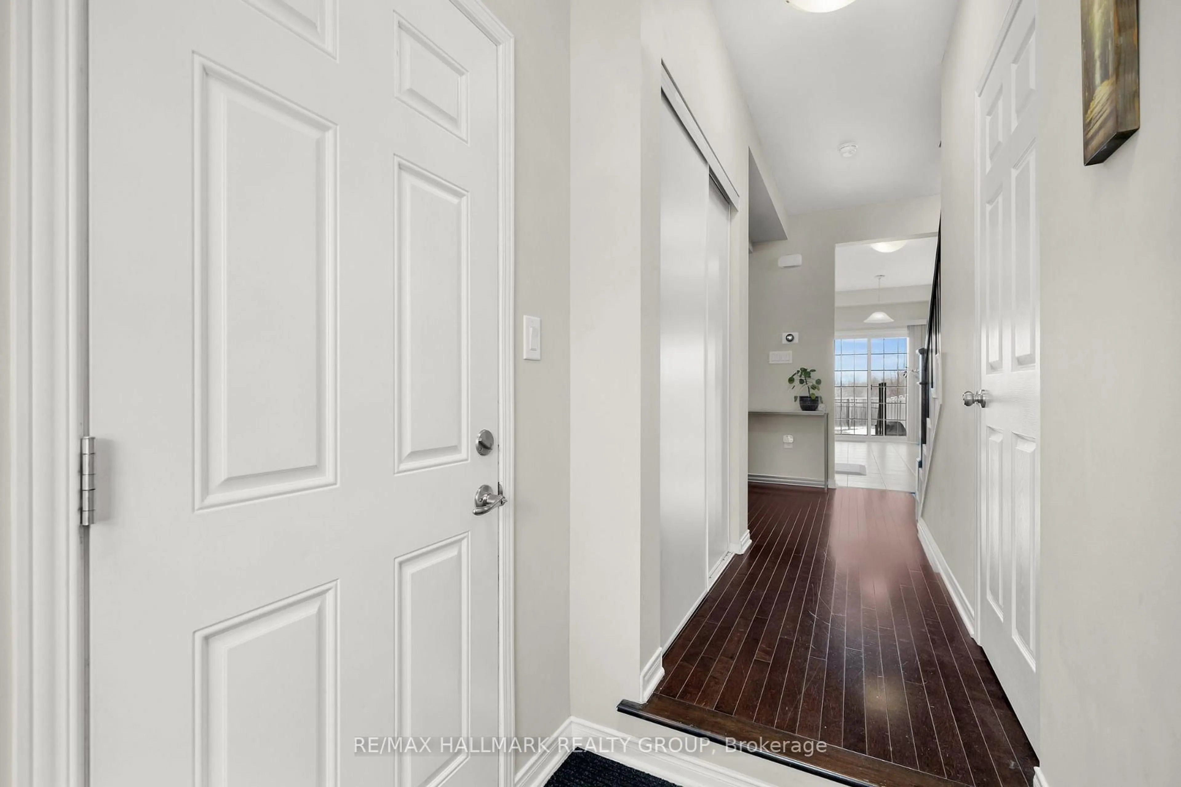 Indoor entryway for 132 LARAMIE Cres, Ottawa Ontario K2J 5Z8