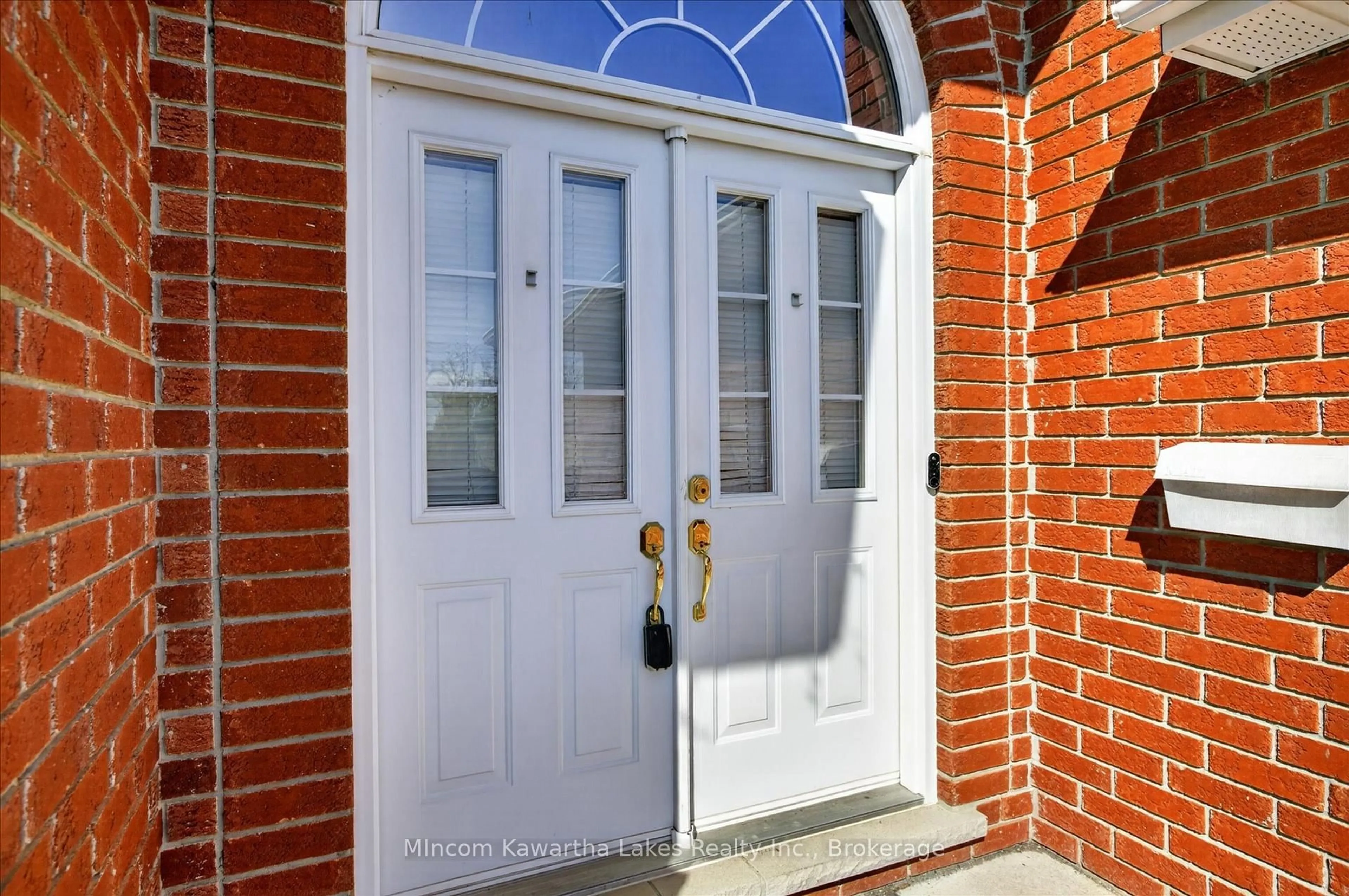 Indoor entryway for 2301 Sumac St, Peterborough Ontario K9K 2J9