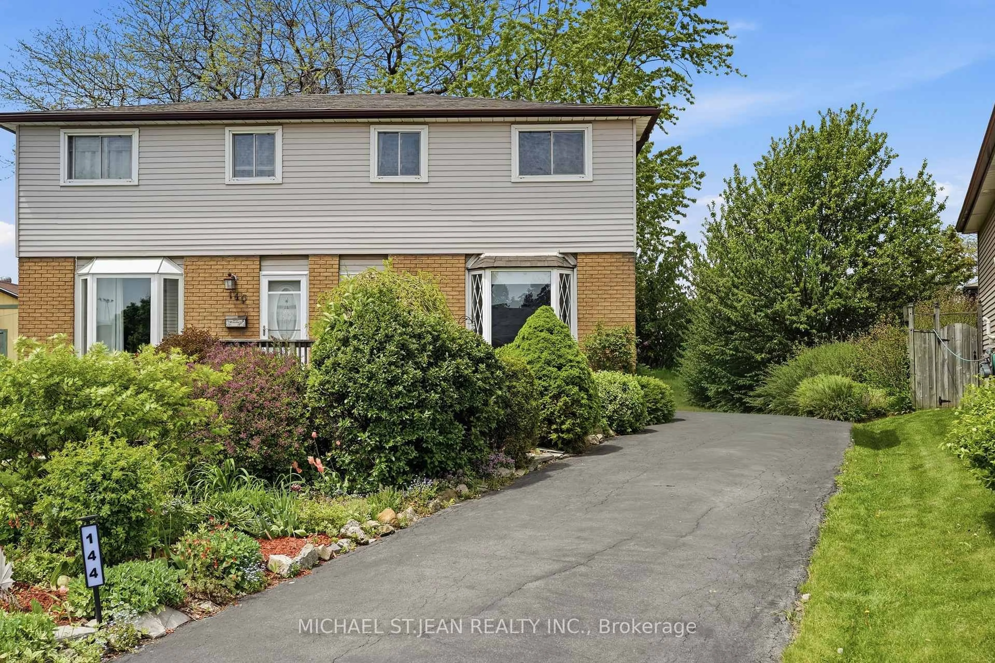 A pic from outside/outdoor area/front of a property/back of a property/a pic from drone, street for 144 Bellingham Dr, Hamilton Ontario L8V 4M8