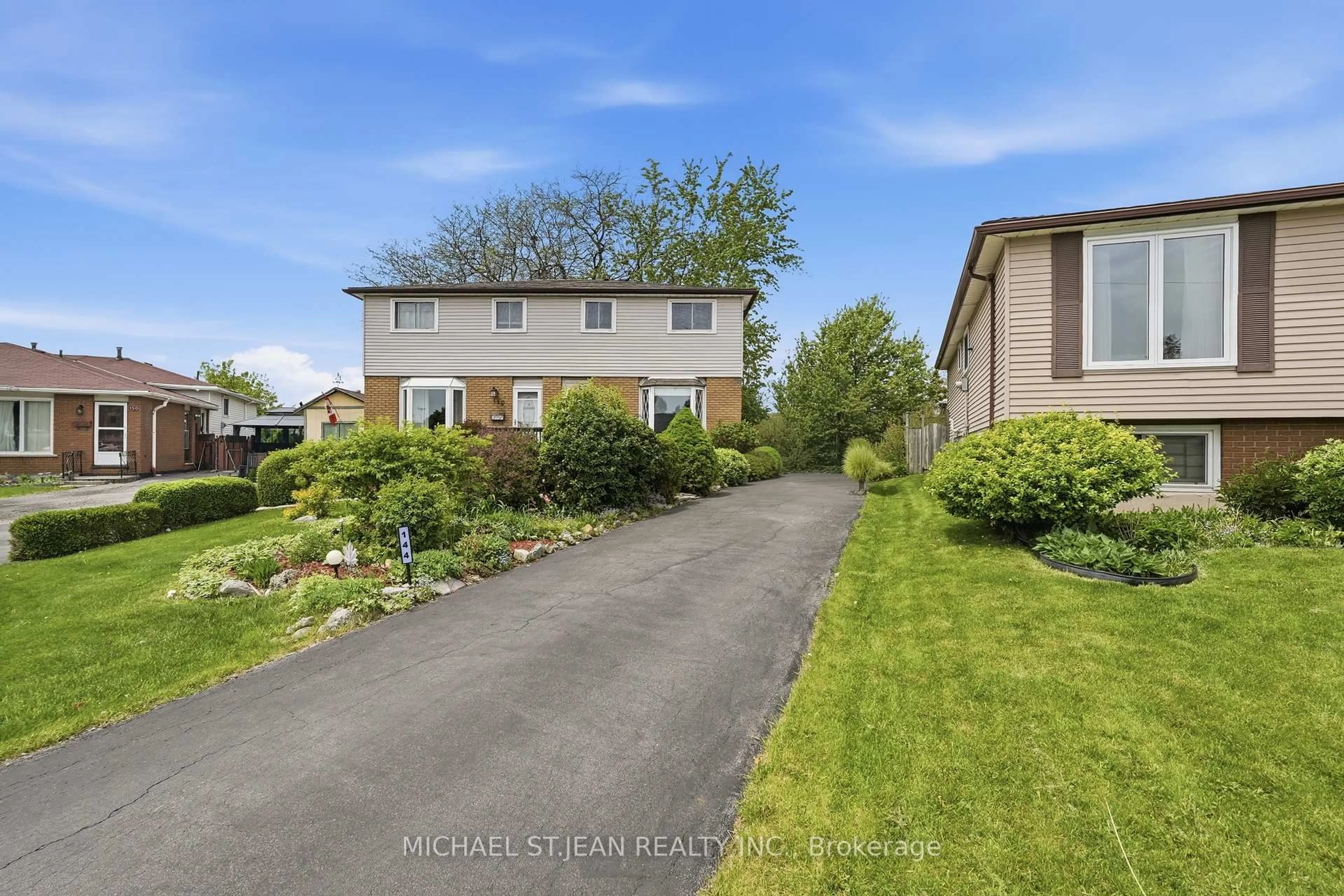 A pic from outside/outdoor area/front of a property/back of a property/a pic from drone, street for 144 Bellingham Dr, Hamilton Ontario L8V 4M8