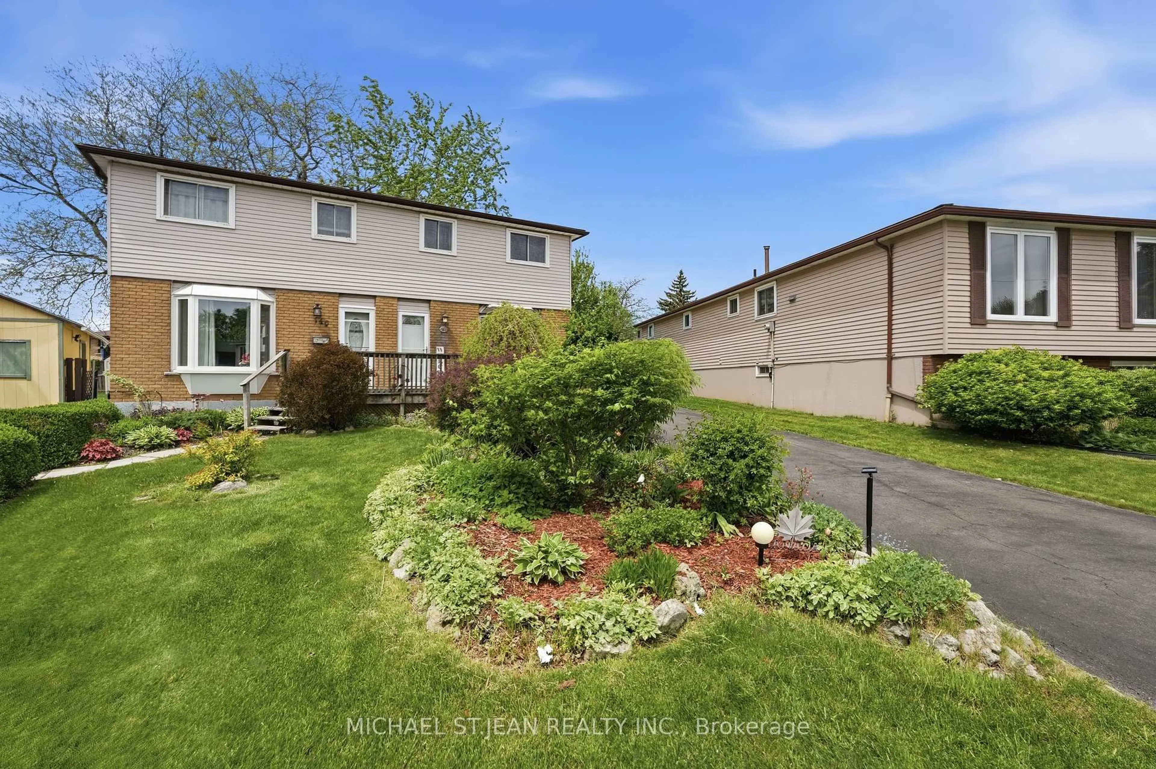 A pic from outside/outdoor area/front of a property/back of a property/a pic from drone, street for 144 Bellingham Dr, Hamilton Ontario L8V 4M8