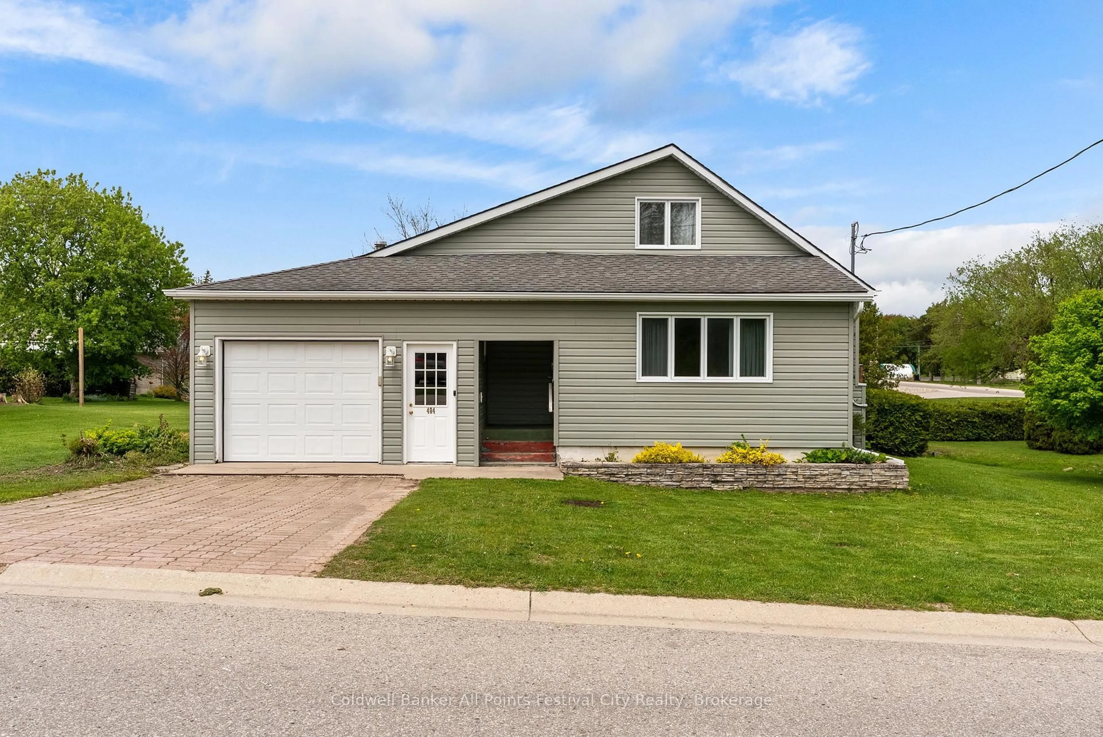 Home with vinyl exterior material, street for 484 Bob St, Huron-Kinloss Ontario N0G 2H0