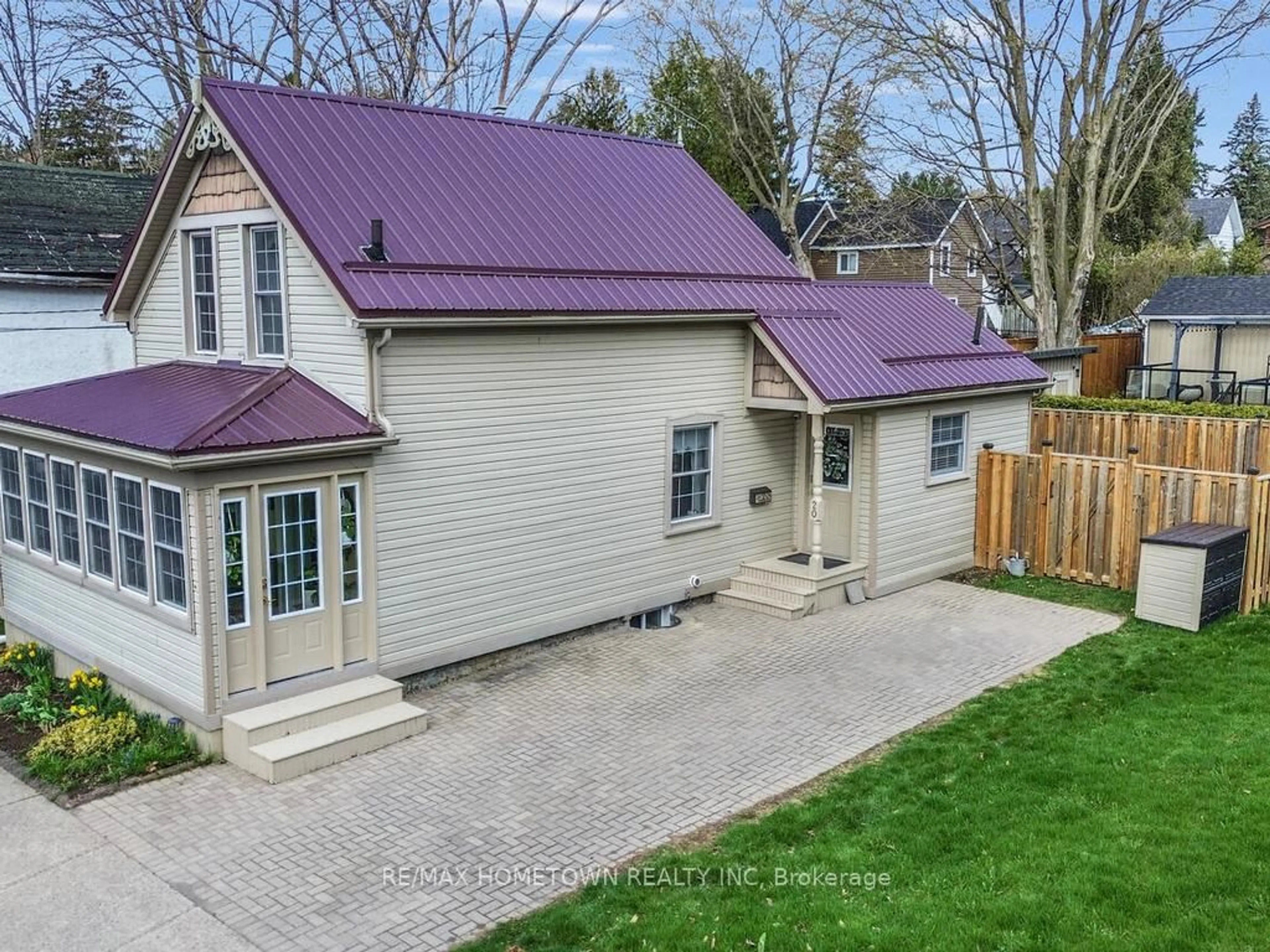 A pic from outside/outdoor area/front of a property/back of a property/a pic from drone, street for 20 Hartley St, Brockville Ontario K6V 3N3