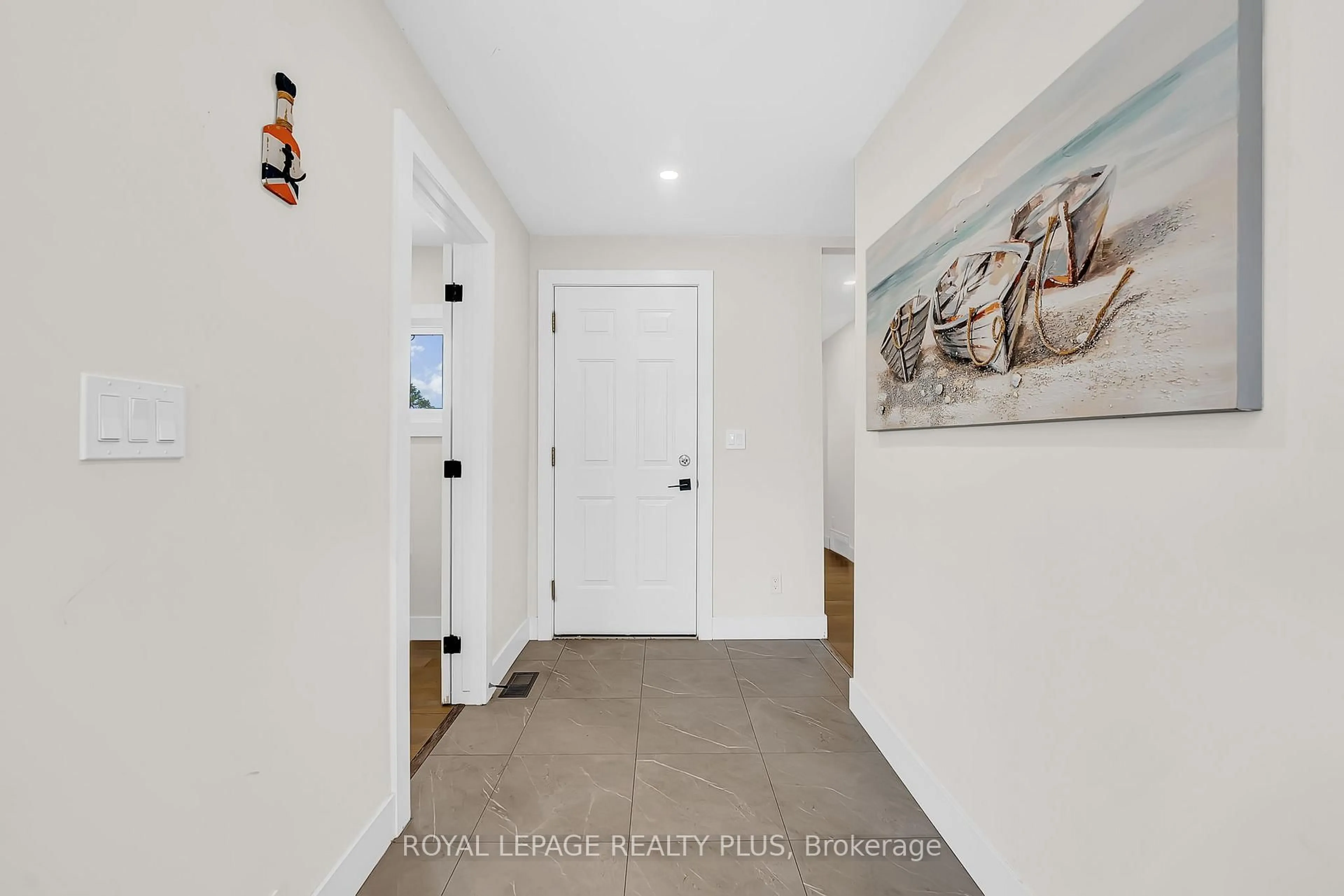 Indoor entryway for 36 Dickinson Ave, Norfolk Ontario N0E 1M0