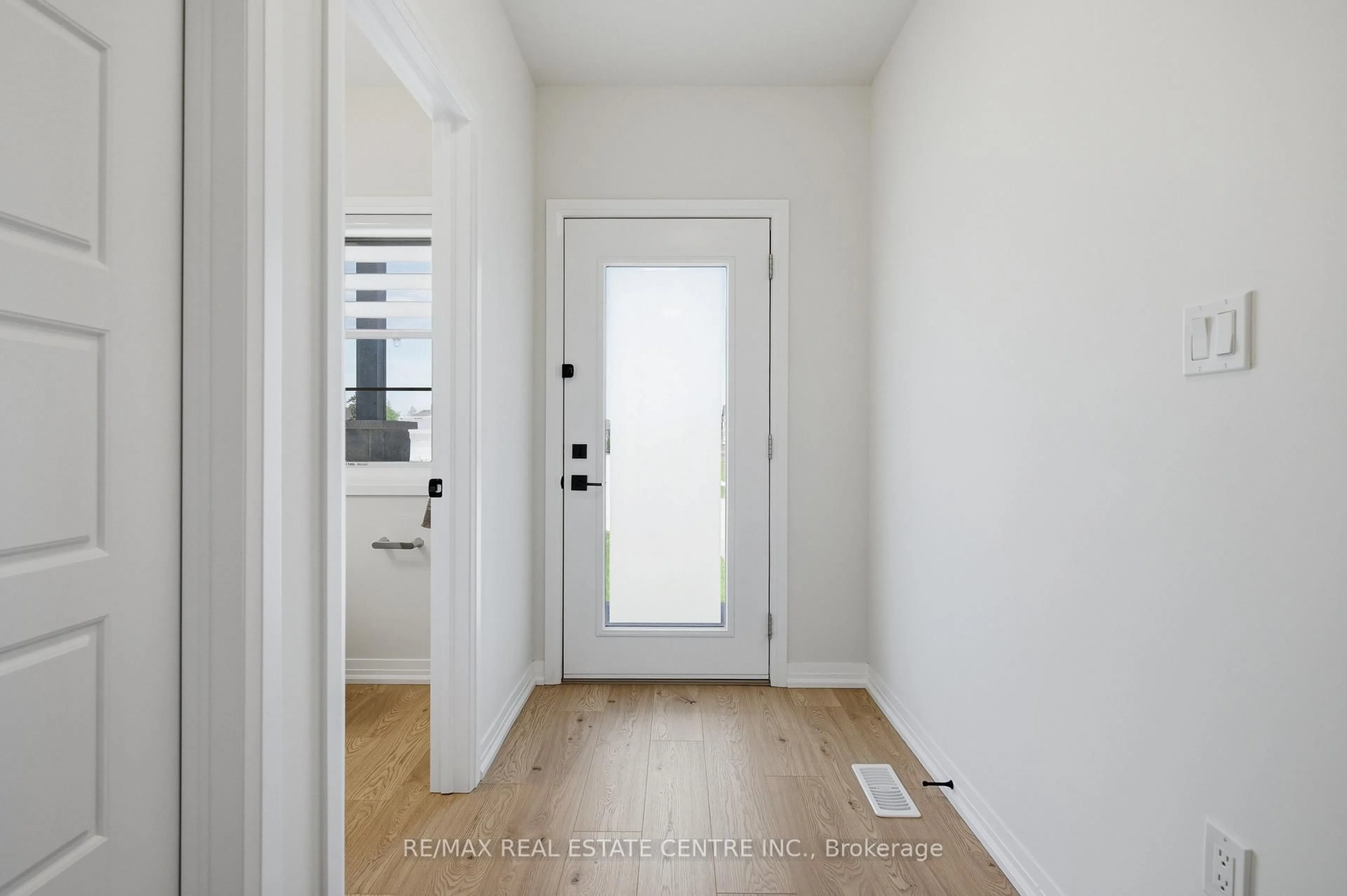 Indoor entryway for 45 Bastien St, Cambridge Ontario N1R 5S2