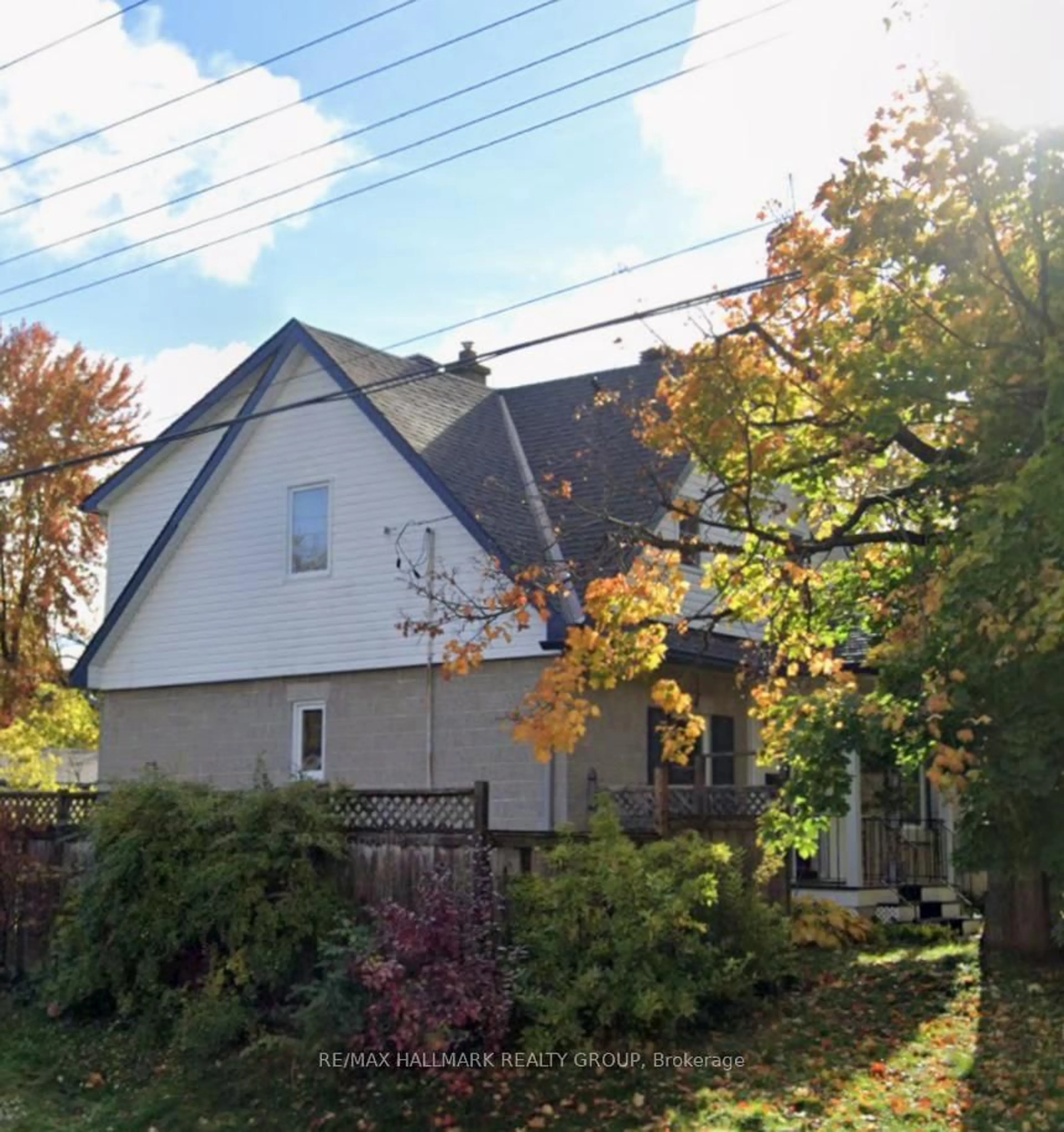 A pic from outside/outdoor area/front of a property/back of a property/a pic from drone, street for 401 Richardson Ave, Ottawa Ontario K2B 5G7