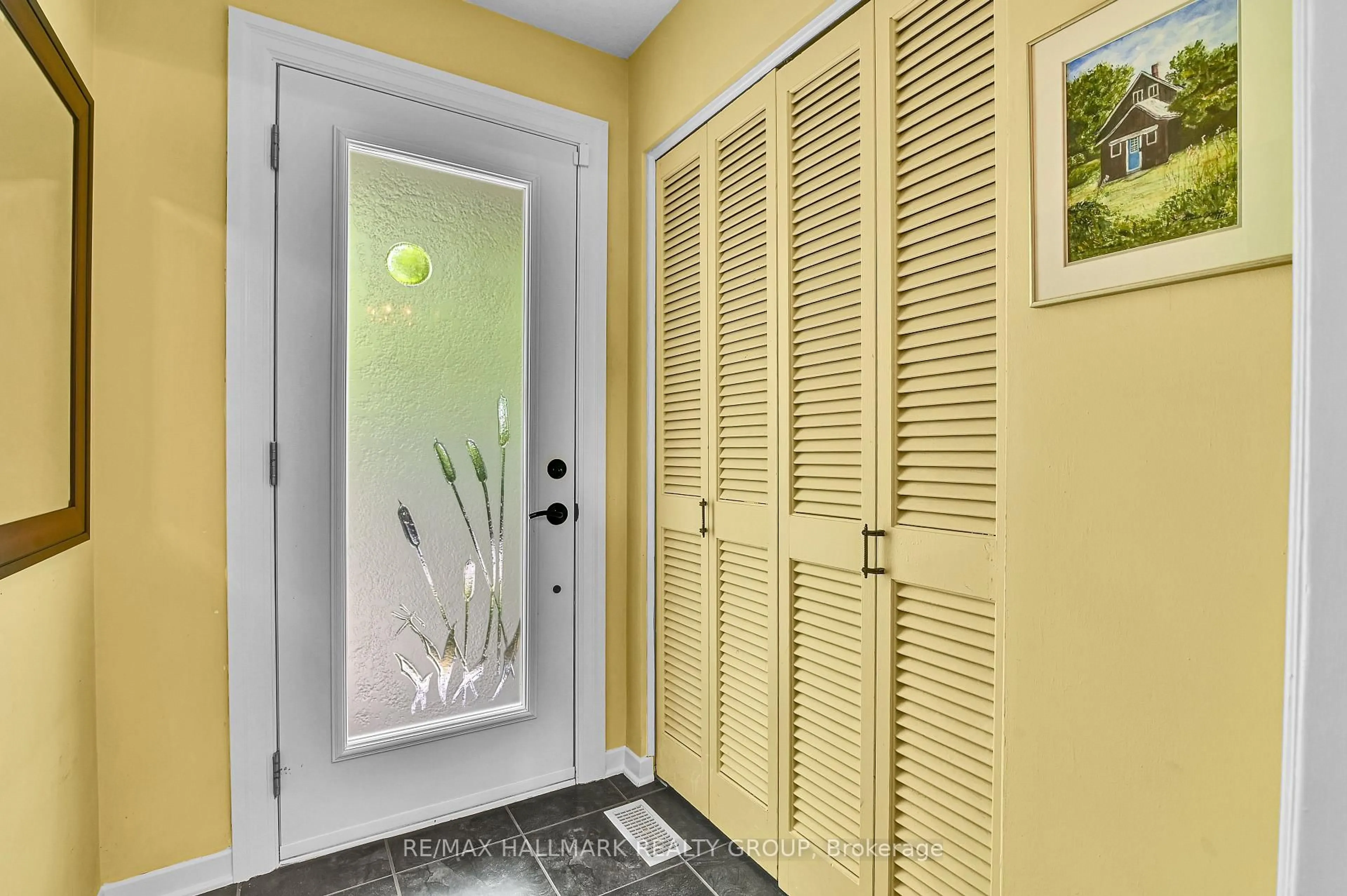 Indoor entryway for 401 Richardson Ave, Ottawa Ontario K2B 5G7