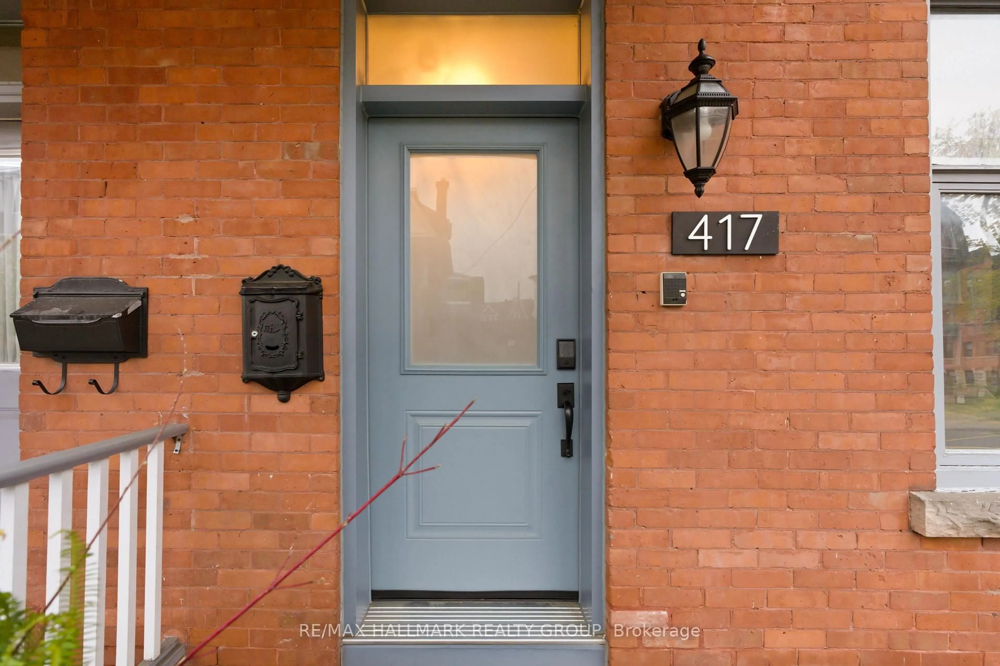 Indoor entryway for 417 Daly Ave, Ottawa Ontario K1N 6H1