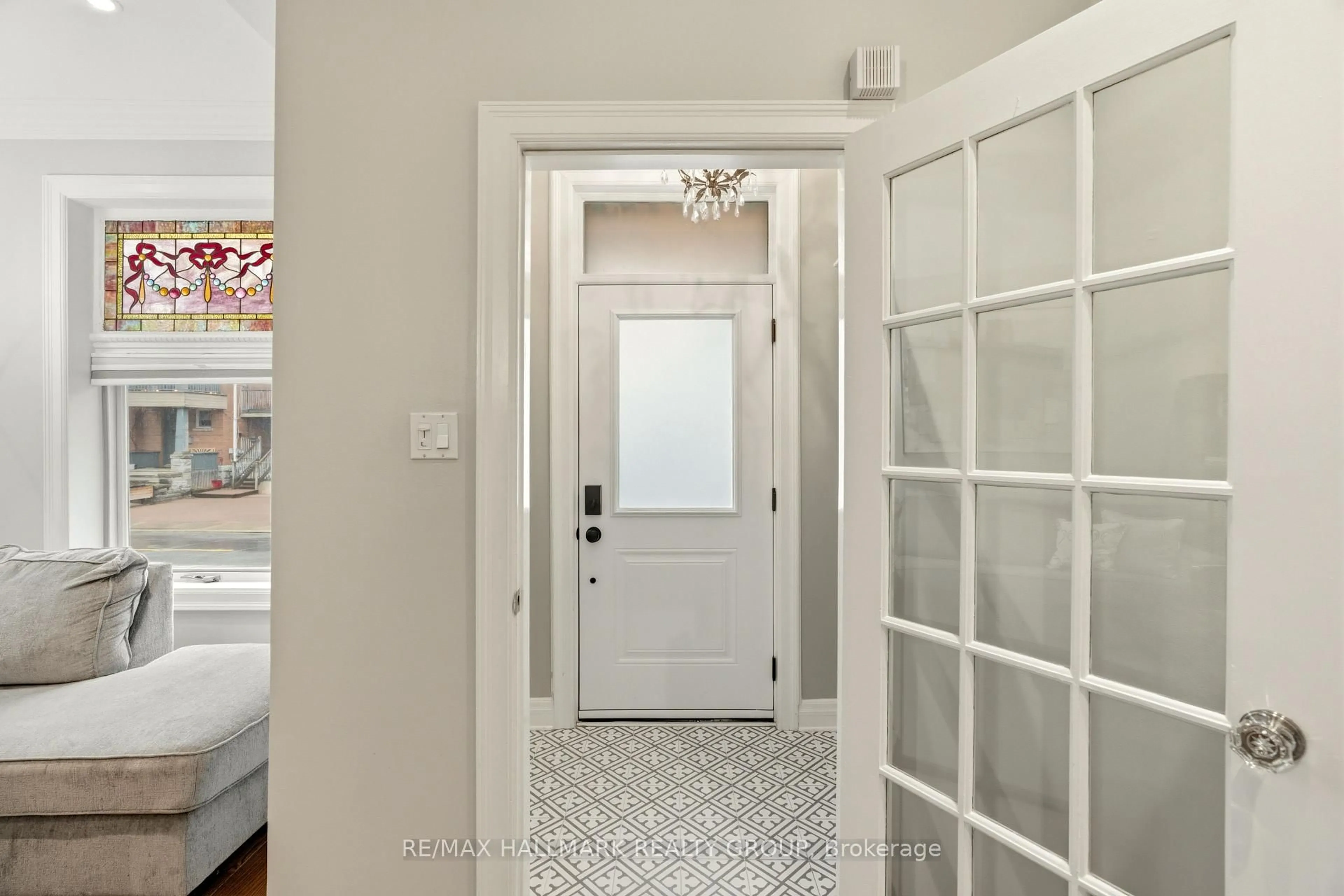 Indoor entryway for 417 Daly Ave, Ottawa Ontario K1N 6H1