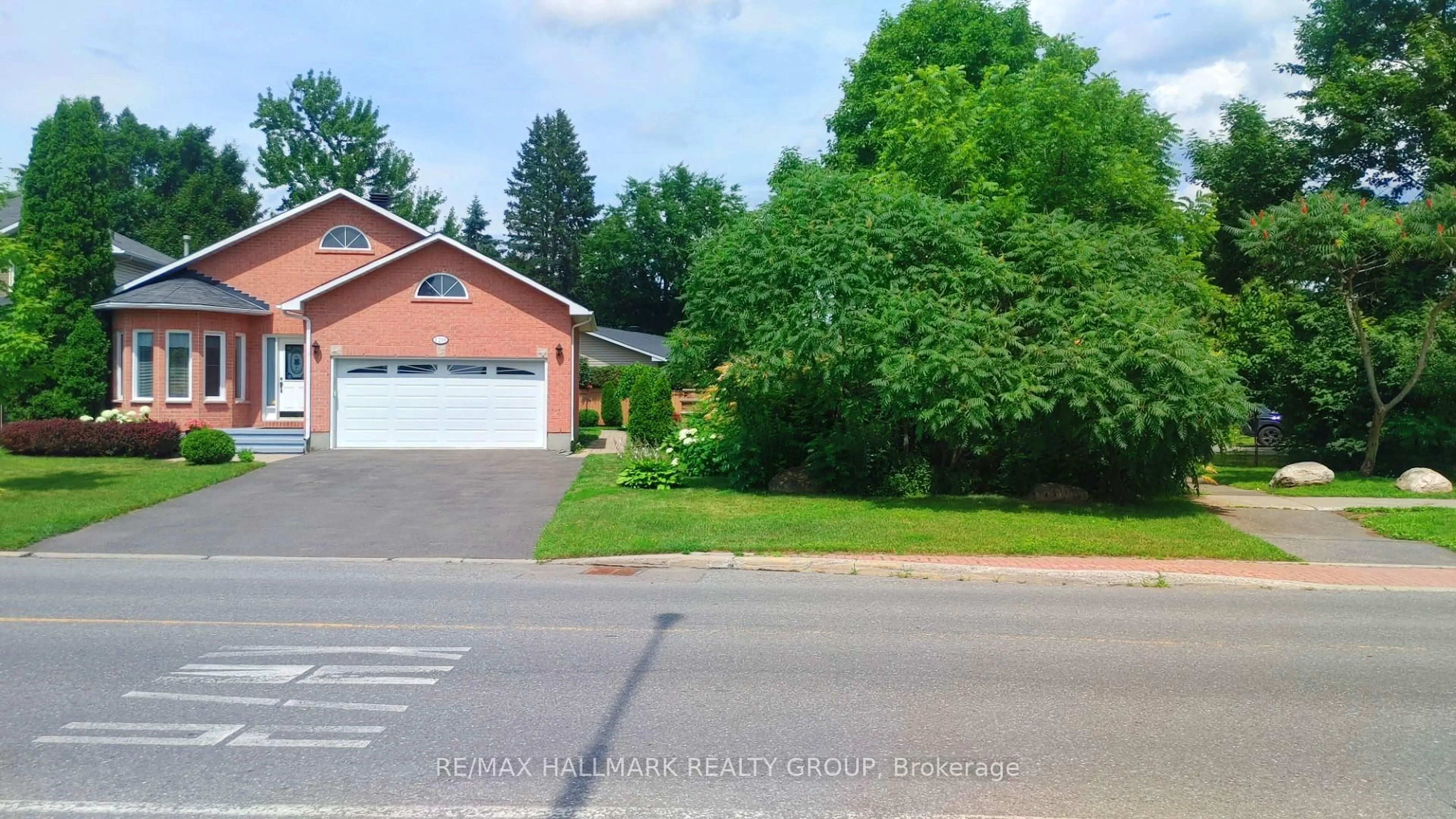 A pic from outside/outdoor area/front of a property/back of a property/a pic from drone, street for 1206 Matheson Rd, Ottawa Ontario K1J 1A7