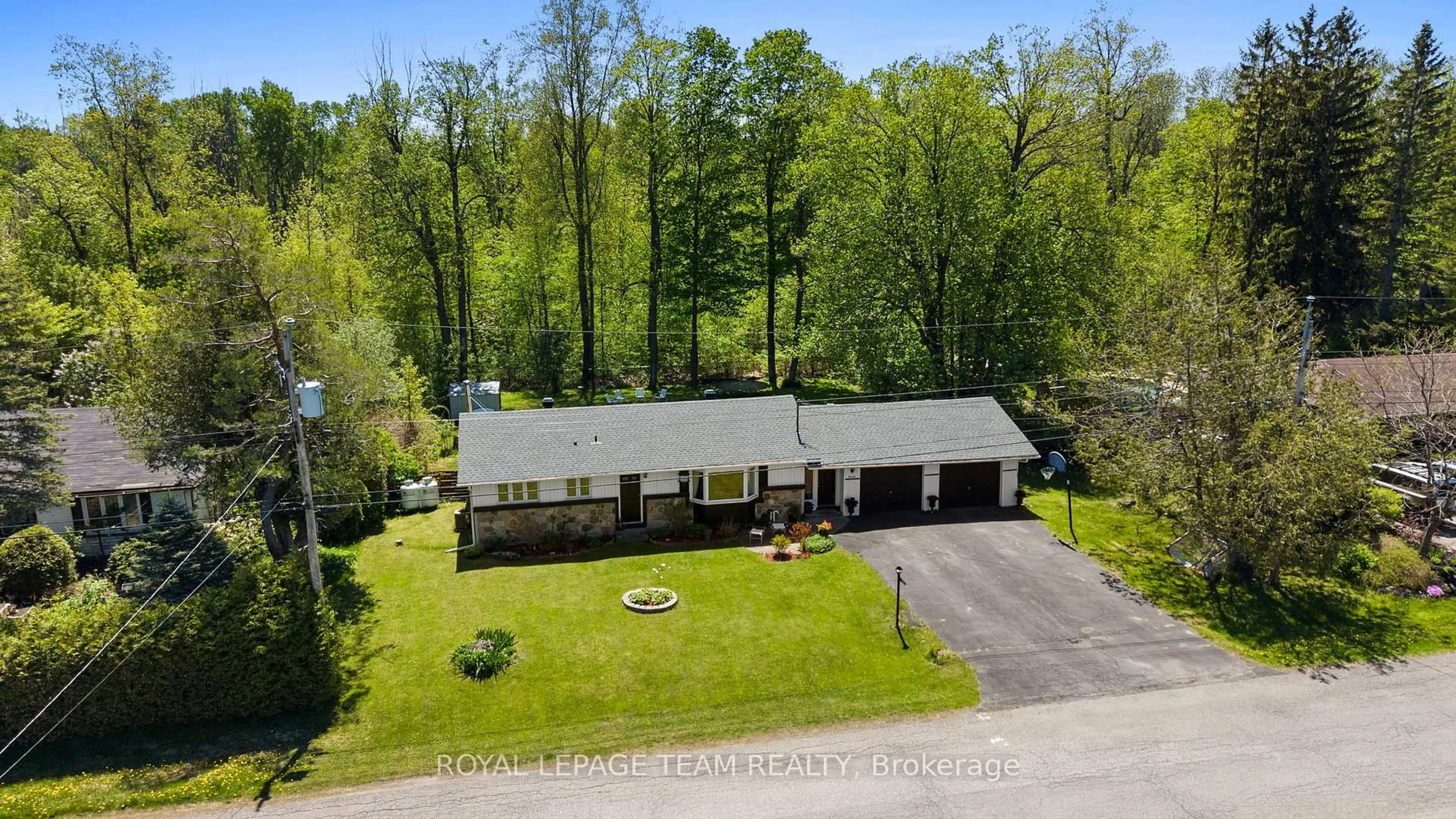 A pic from outside/outdoor area/front of a property/back of a property/a pic from drone, unknown for 5643 Ficko Cres, Ottawa Ontario K1X 1H3