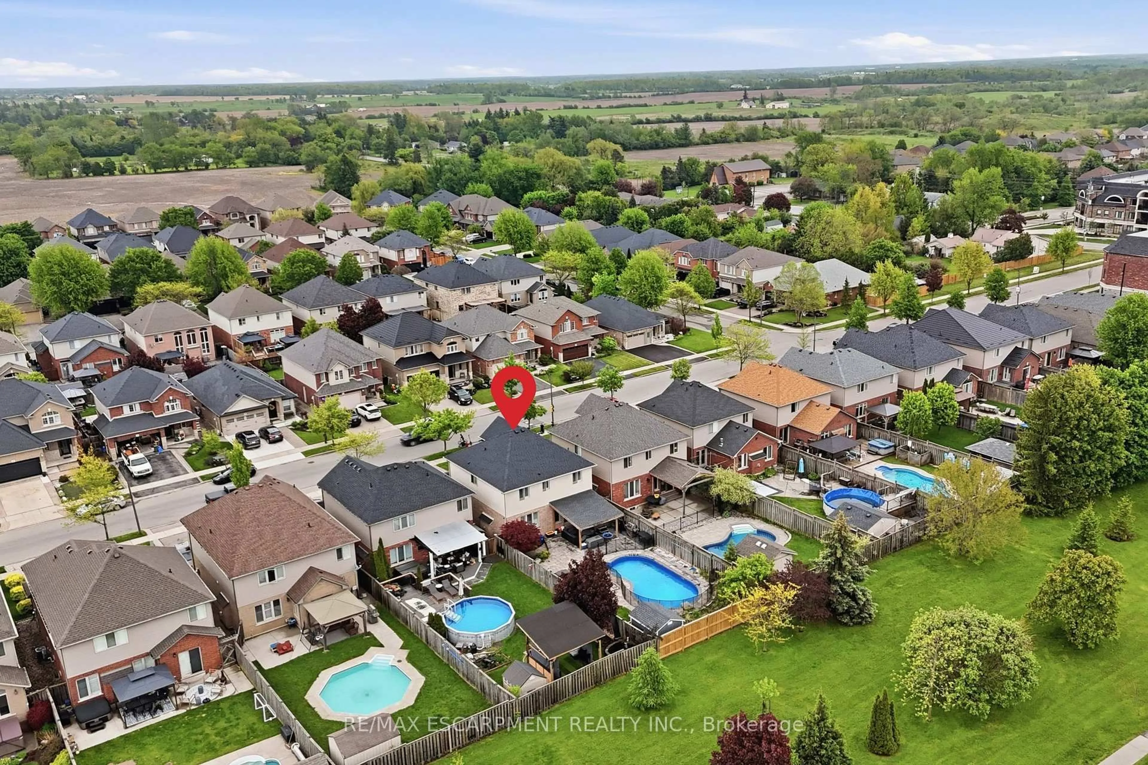 A pic from outside/outdoor area/front of a property/back of a property/a pic from drone, unknown for 57 Tanglewood Dr, Hamilton Ontario L0R 1C0
