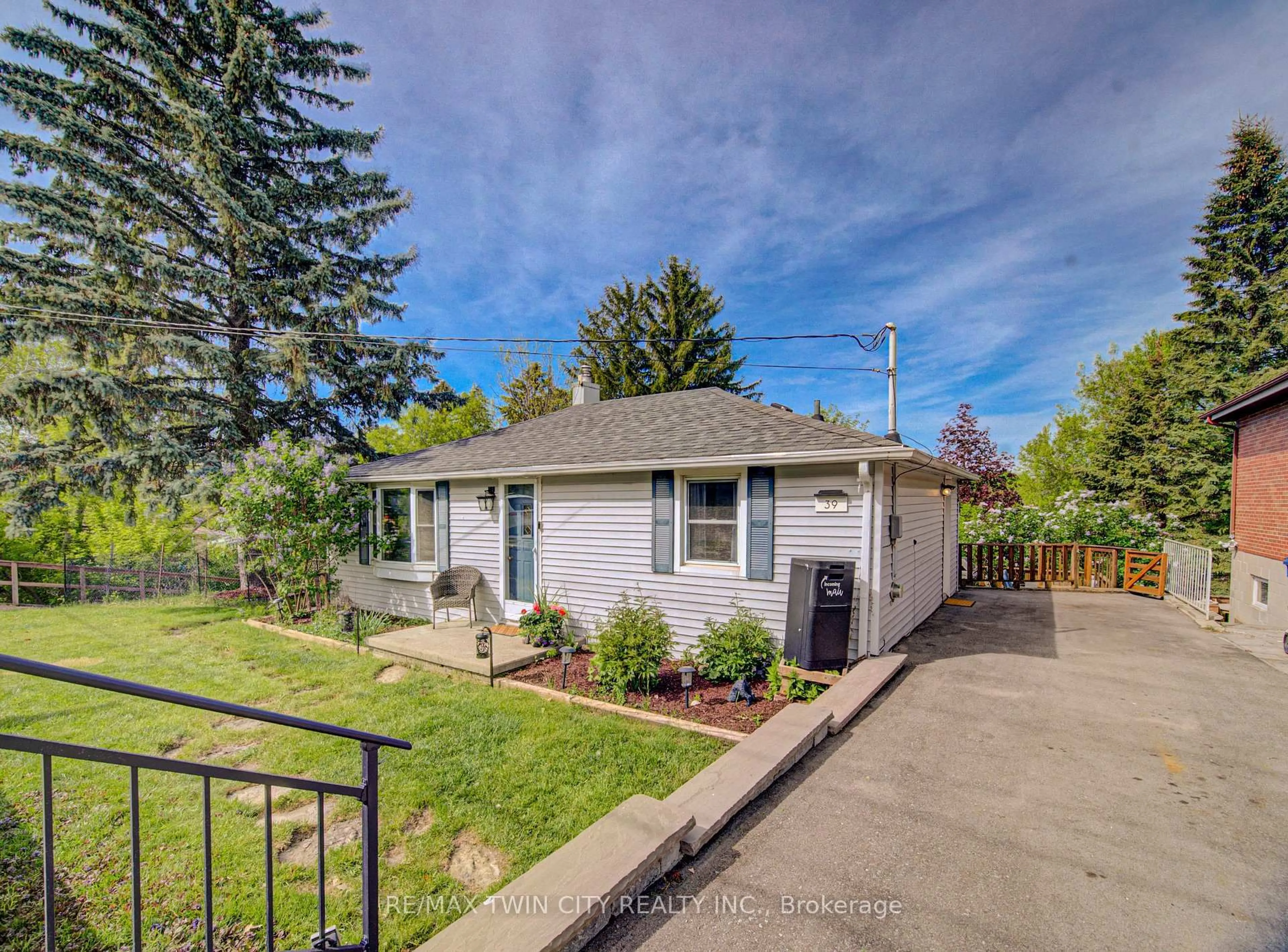A pic from outside/outdoor area/front of a property/back of a property/a pic from drone, street for 39 Guelph St, Guelph Ontario N1H 5Y7