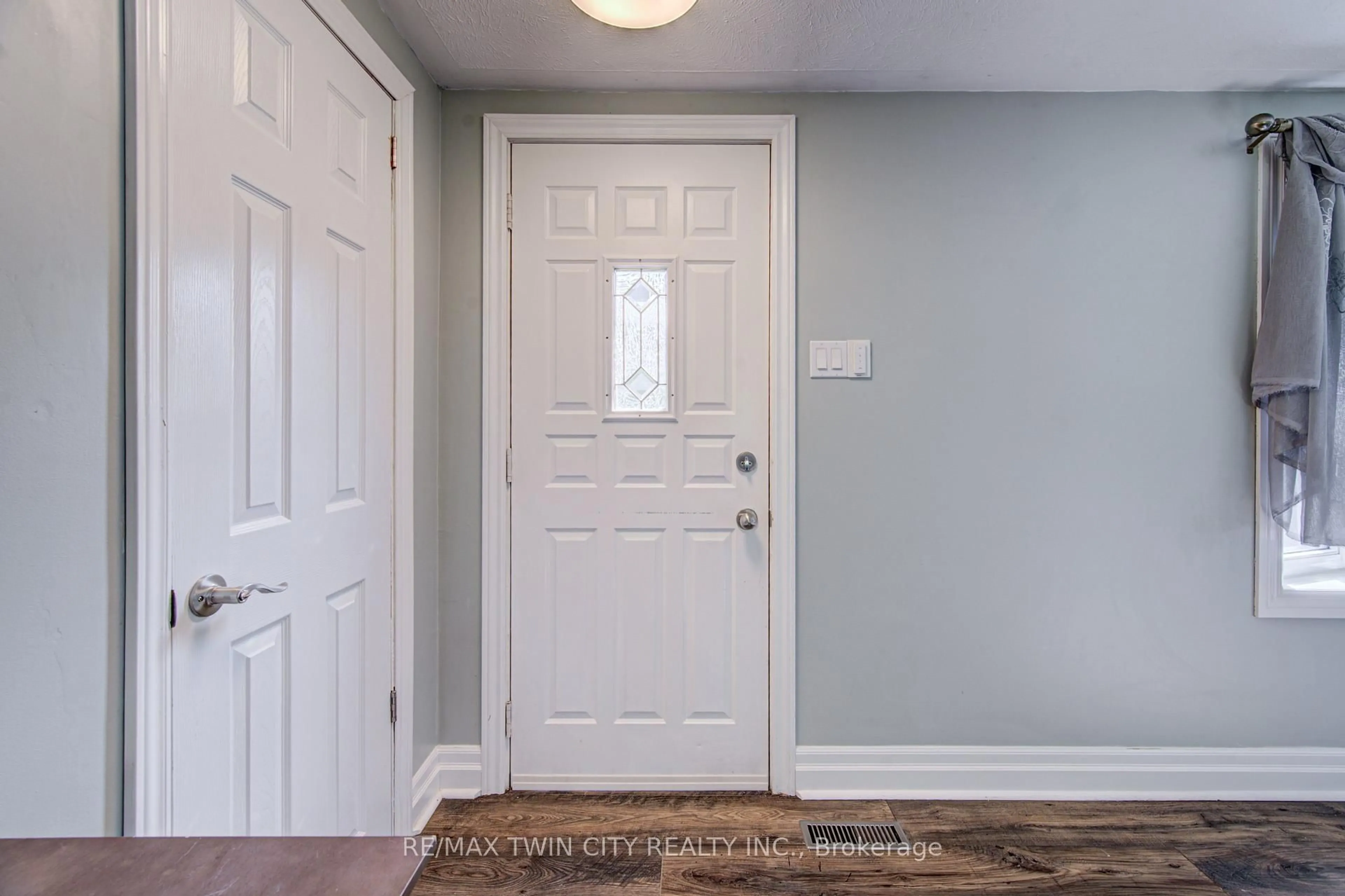 Indoor entryway for 39 Guelph St, Guelph Ontario N1H 5Y7