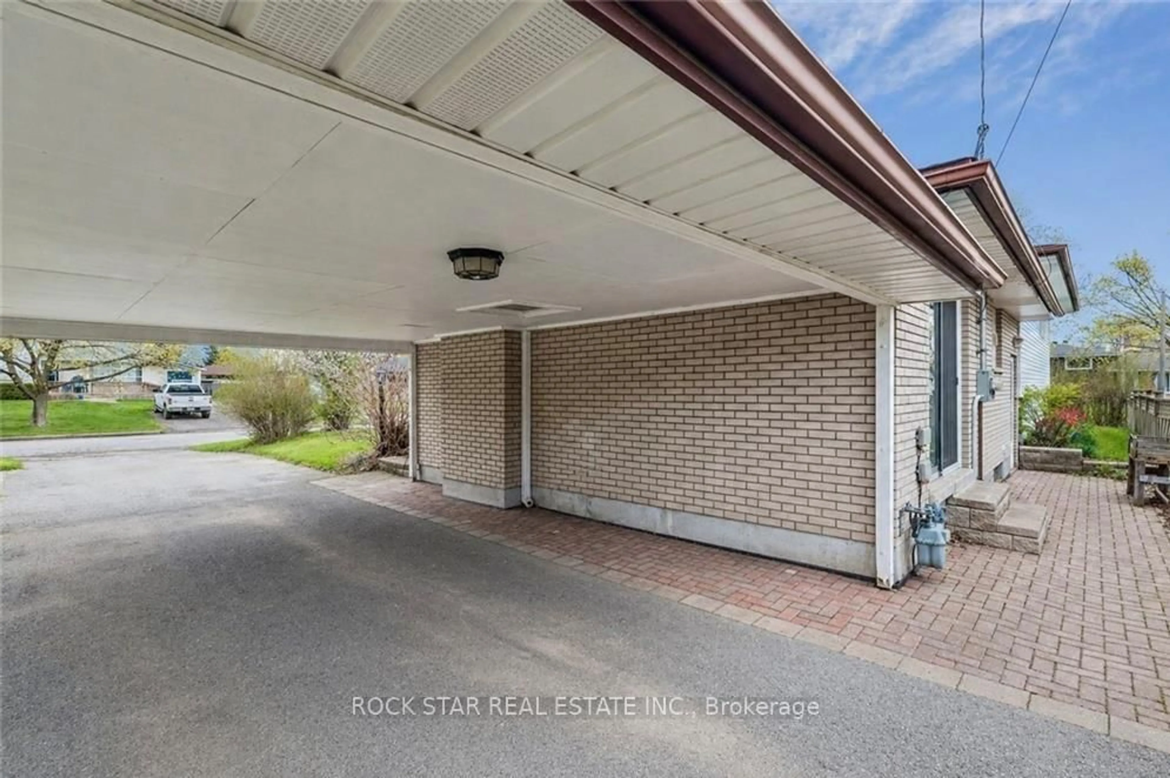 Indoor garage for 29 Heather Crt, Welland Ontario L3C 4P8